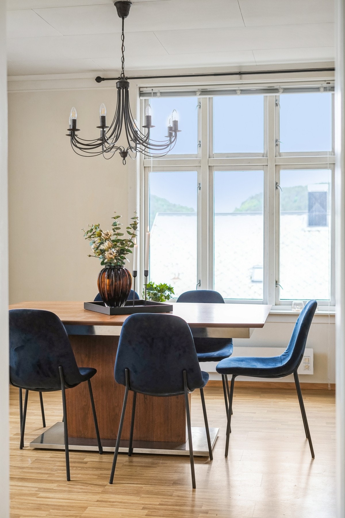 Romslig stue med god plass til flere møbleringer. Galleribilde