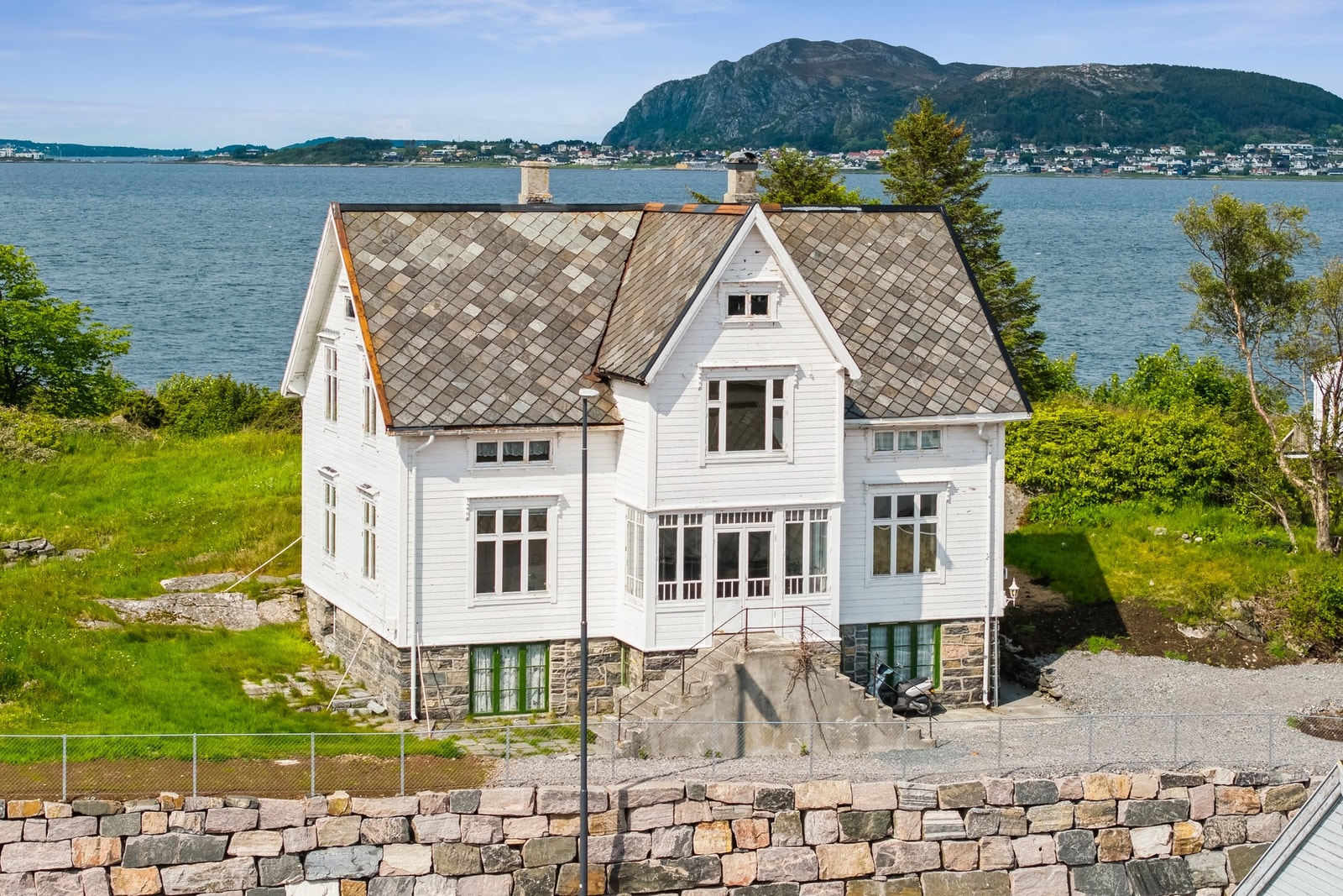 Velkommen til denne innholdsrike boligen i Tonningsgate 22! Et sjarmerende eldre hus med mange muligheter. Galleribilde