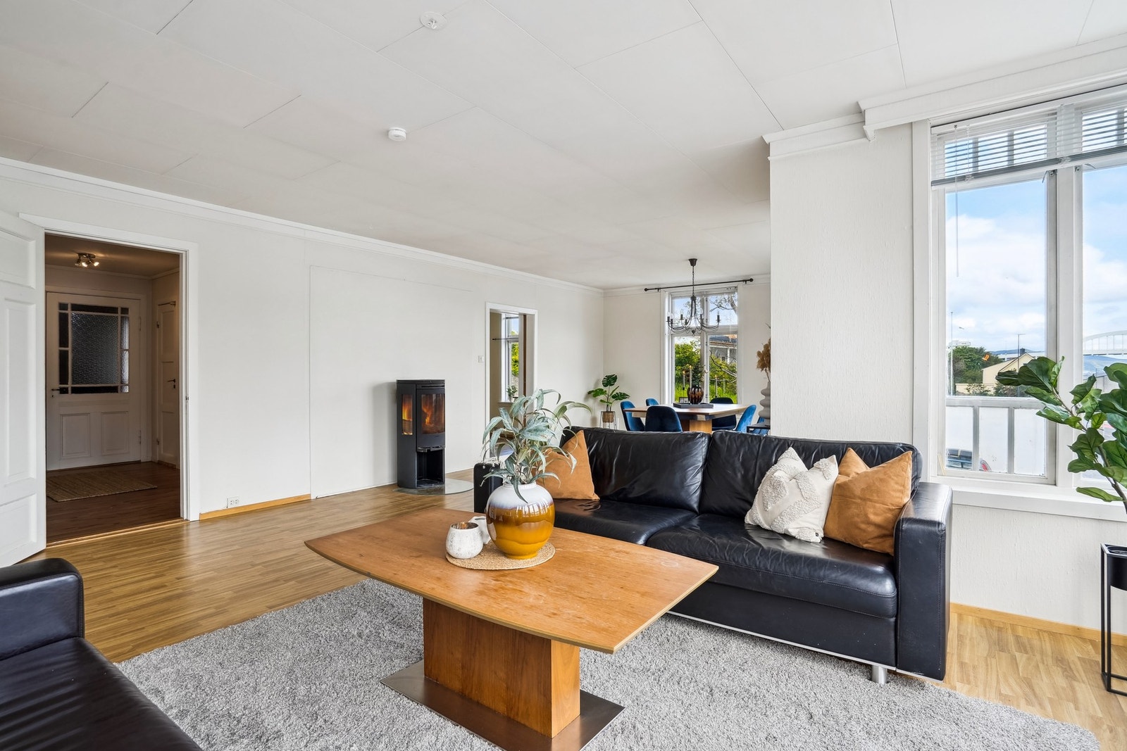 Det er montert vedovn på stuen for god oppvarming. Galleribilde