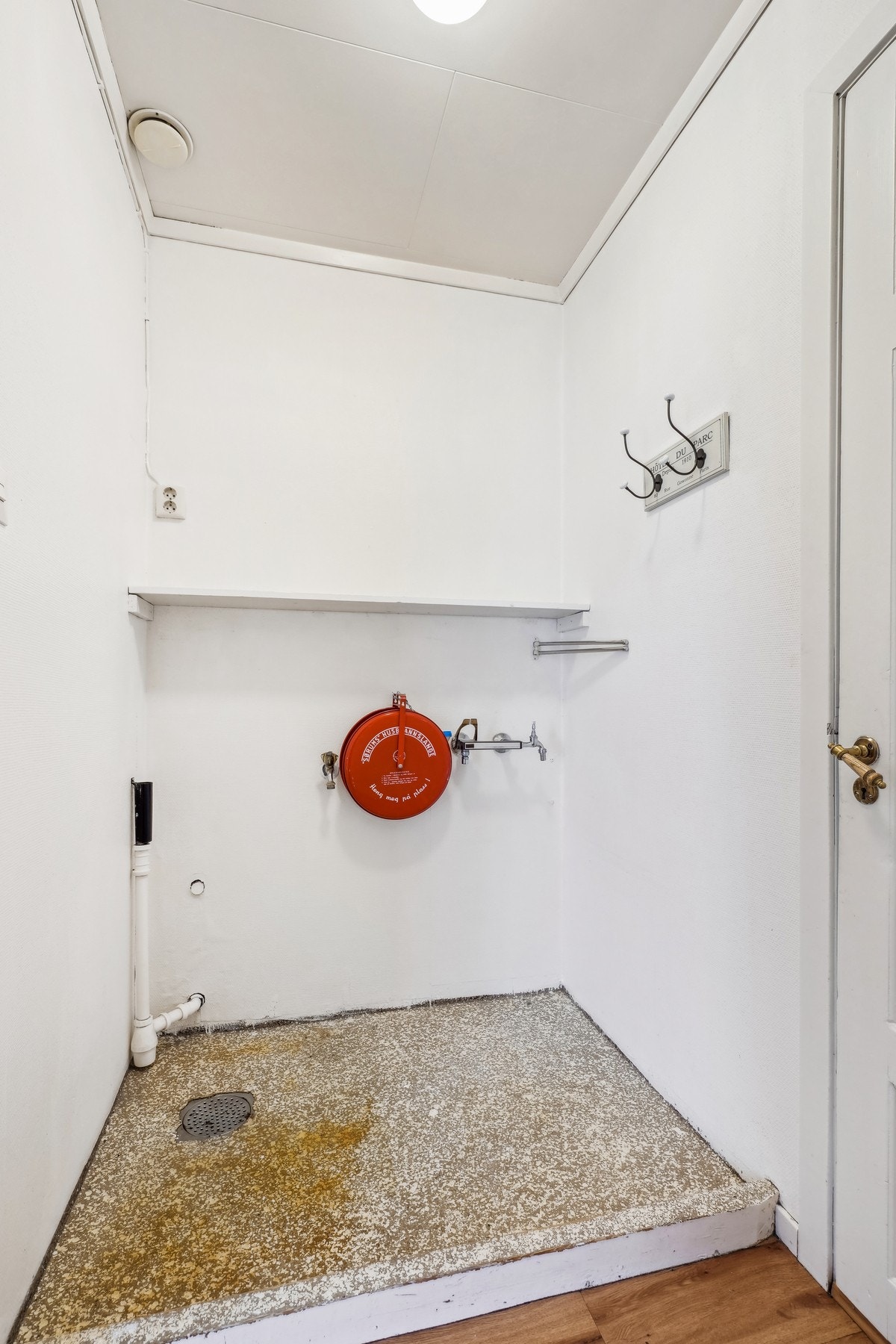 Vaskerom med opplegg for vaskemaskin. Galleribilde