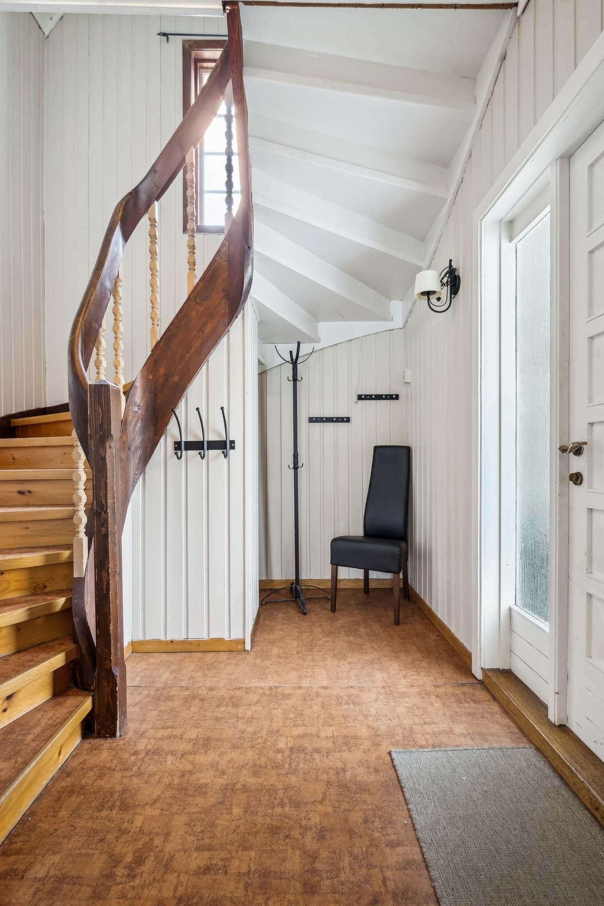 Entréen/ yttergang med trapp opp til 2.etasje. Plass til oppbevaring av yttertøy og et lagerrom under trapp. Galleribilde