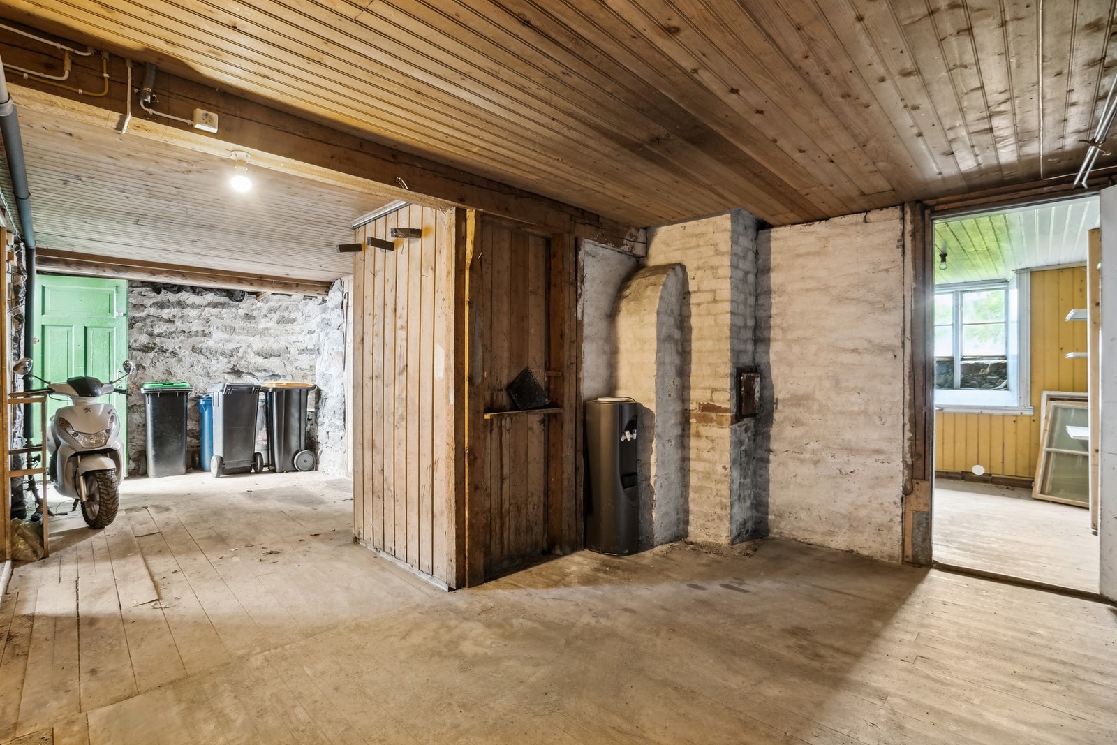 Underetasjen inneholder boder, teknisk rom, verksted og gang. Galleribilde