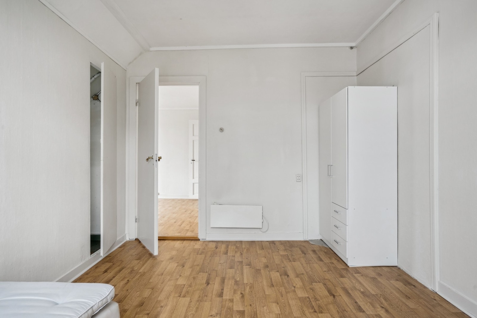 Soverom med plass til seng og nattbord. Det er montert garderobeskap for god oppbevaring. Galleribilde