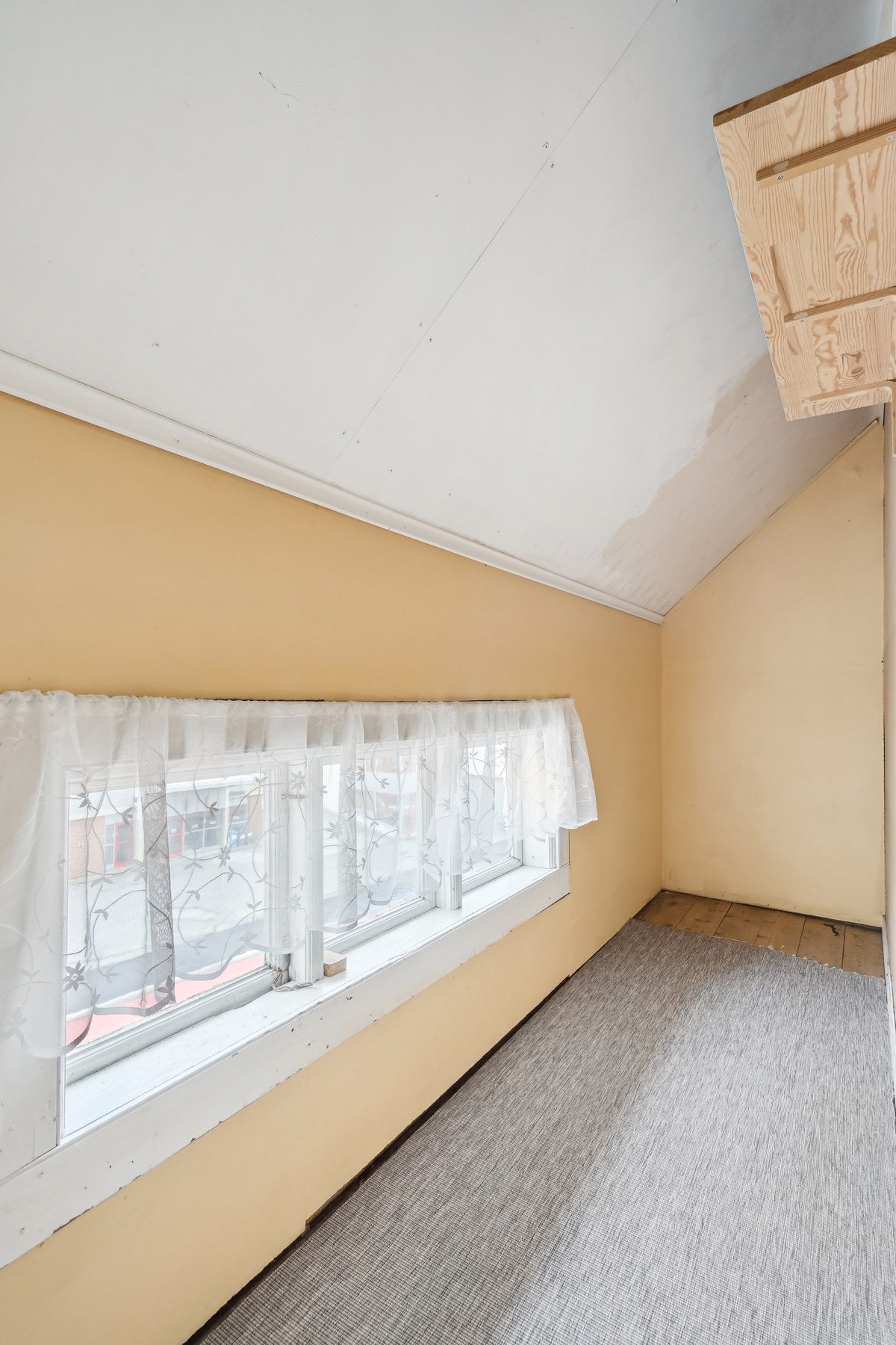 Bod med lagringsplass ved siden av soverom. Galleribilde