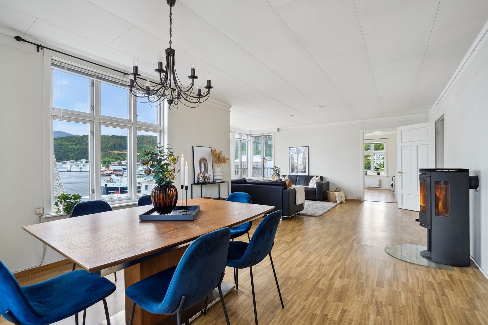 Lyst og klassisk med eldre fyllingdører og detaljrike vinduer. Galleribilde