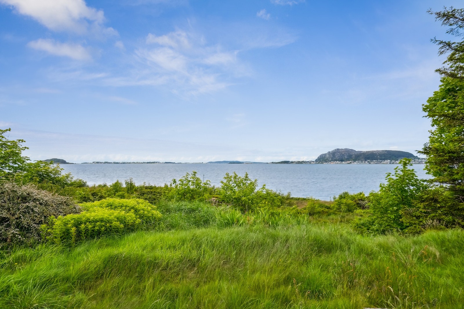 Mot nord er det fantastisk utsikt mot Valderhaugfjorden. Galleribilde