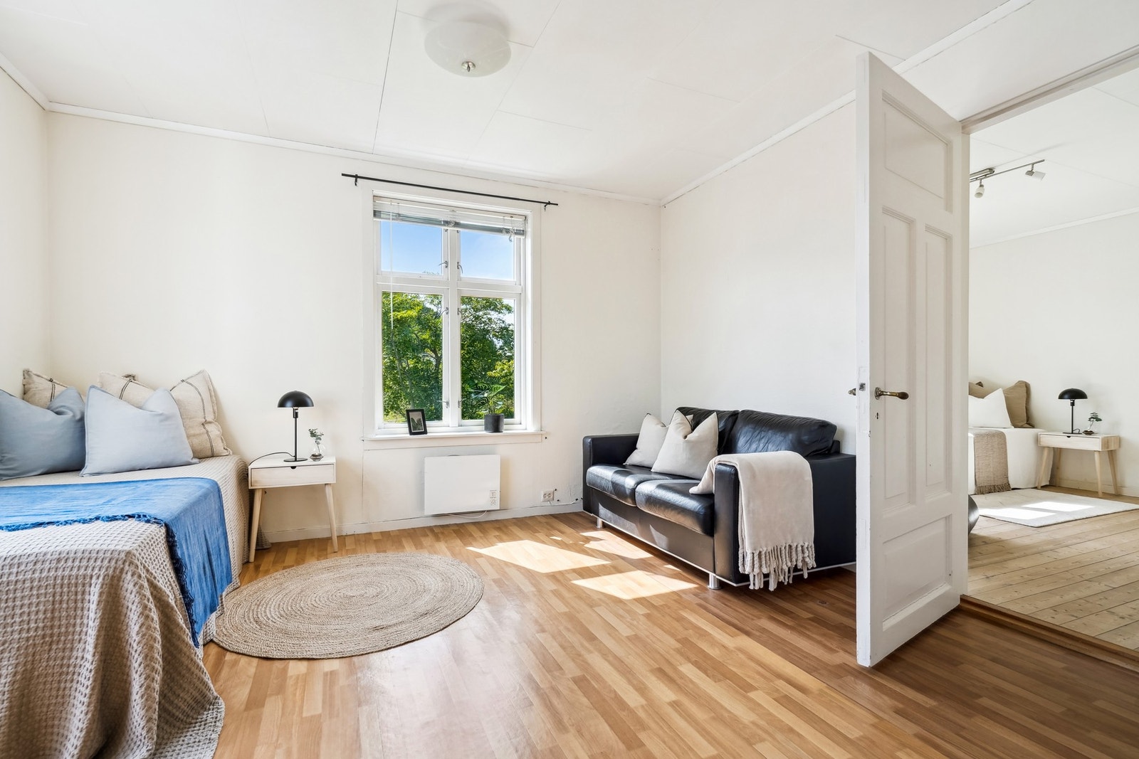 Begge soverom i 1. etg. har god størrelse med plass til dobbeltseng og nattbord. Galleribilde