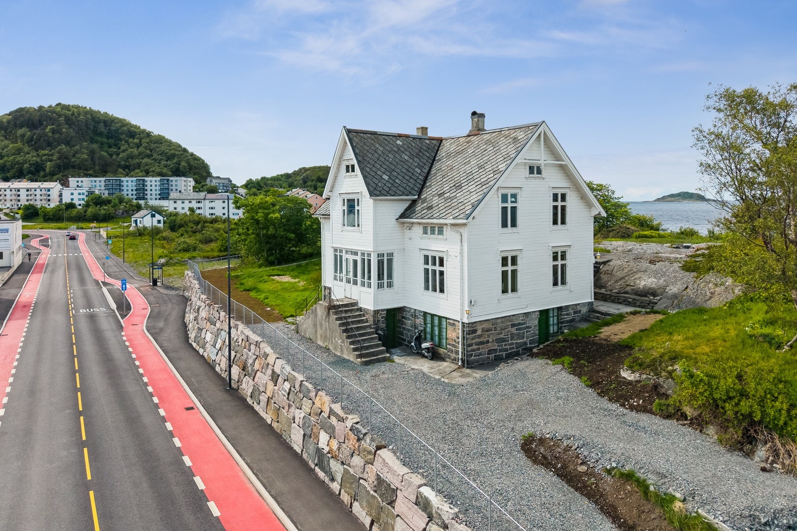 Det er opparbeidet ny gruset gårdsplass til boligen og natursteinsmur med rekkverk. Ny gang og sykkelveg langs hovedvegen. Galleribilde