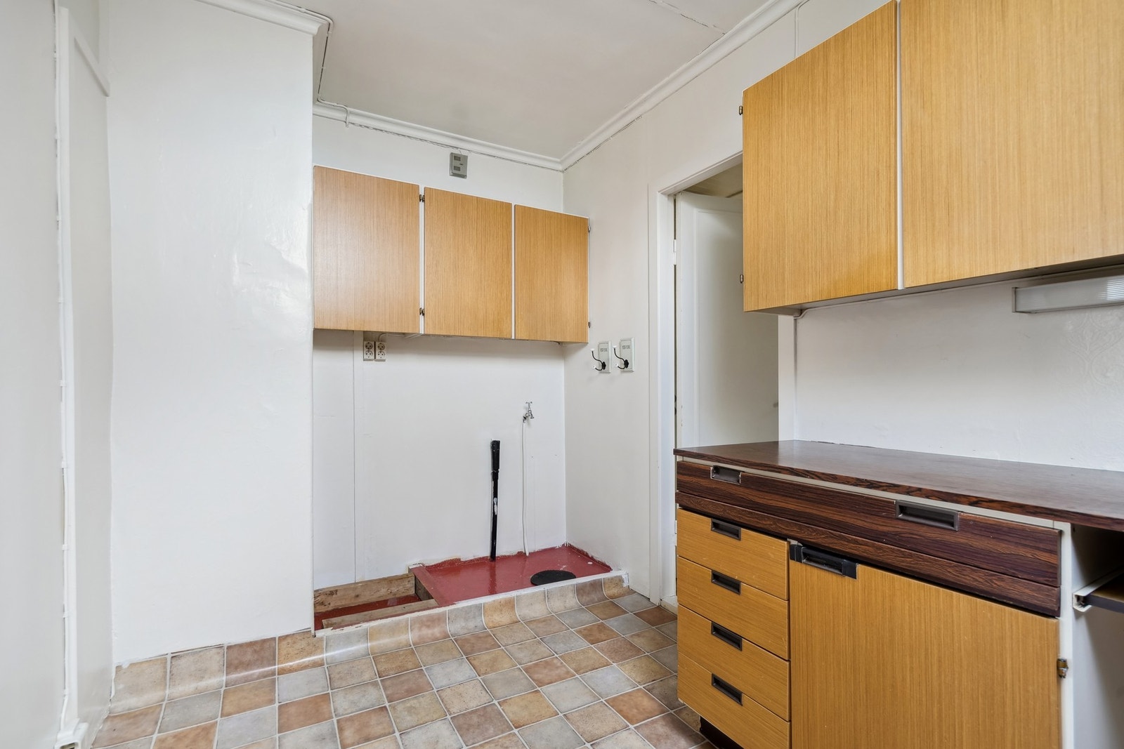 Kjøkkenet er uten hvitevarer og det er kun naturlig avtrekk fra kjøkkenet. Opplegg også for vaskemaskin. Galleribilde