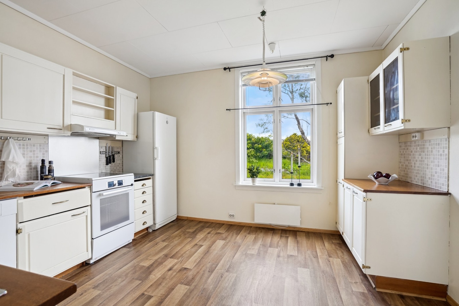 Kjøkkenet har god størrelse, med plass til en liten spisegruppe om ønsket. Vindu mot øst. Galleribilde