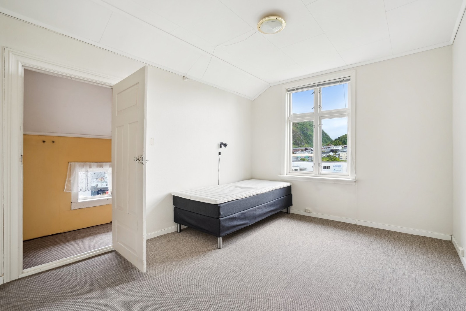 Soverom med plass til dobbeltseng og nattbord. Tilkomst til praktisk bod/ garderoberom i knevegg. Galleribilde