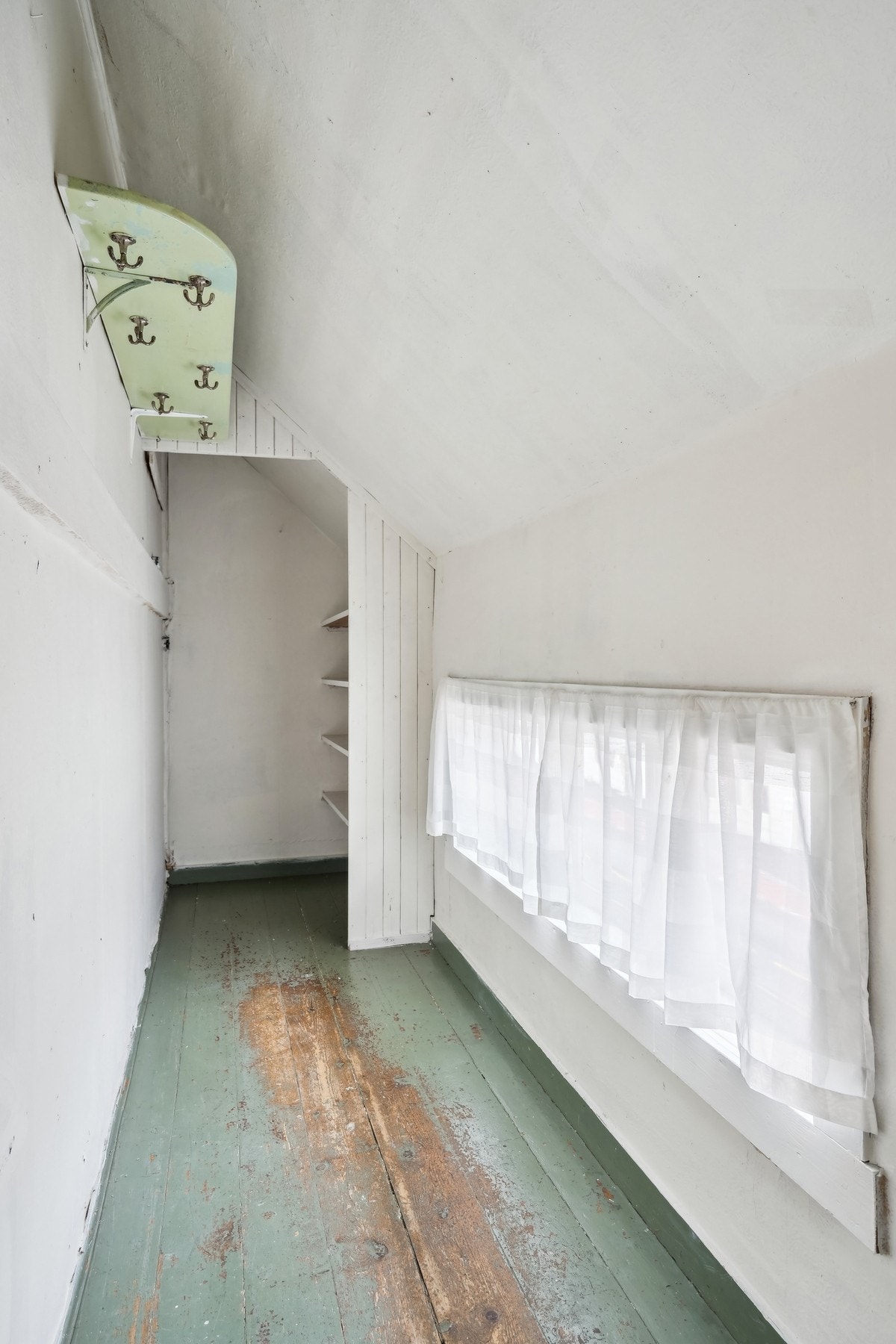 Og tilkomst til bod med lagringsplass fra soverommet. Galleribilde