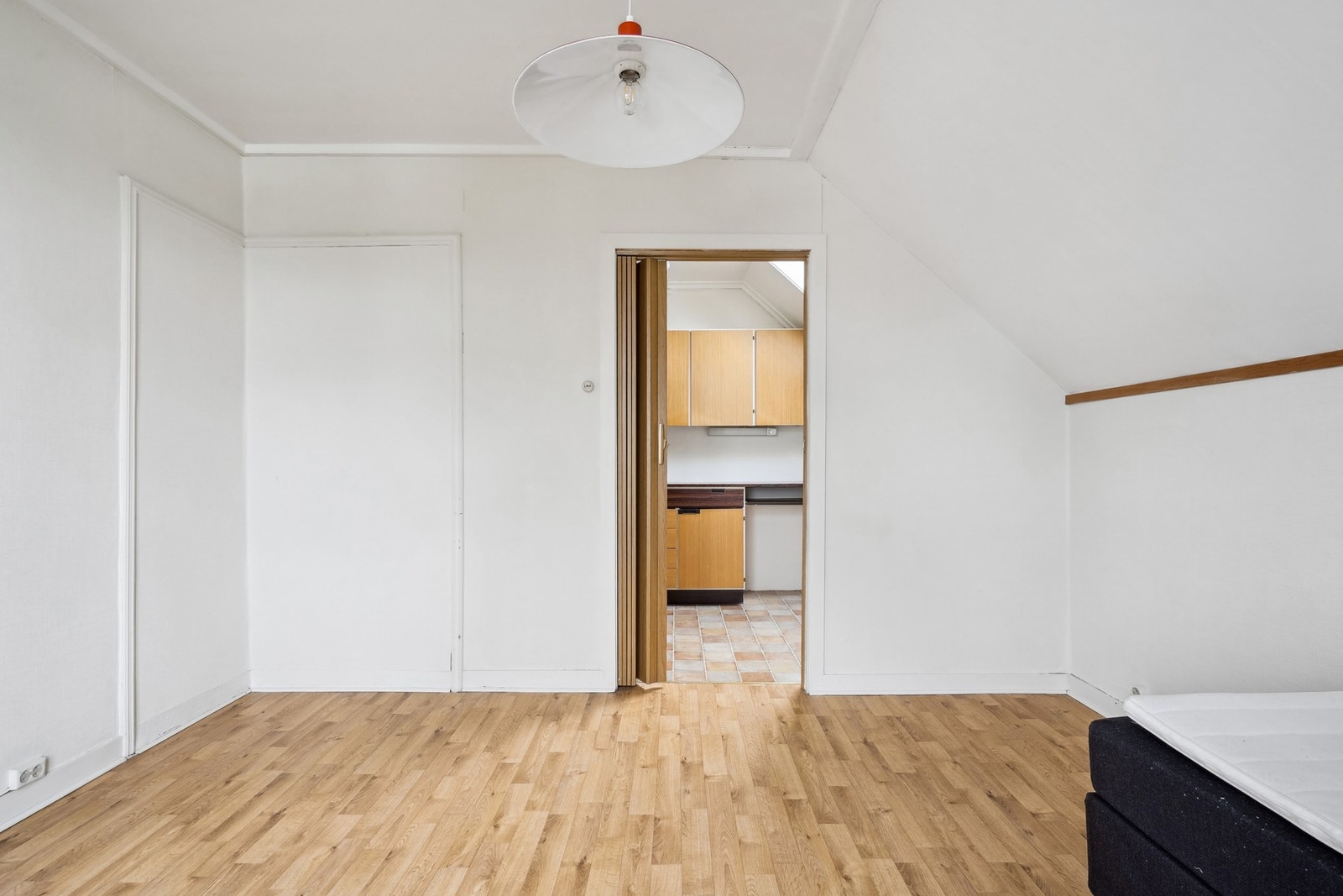 Fra kjøkkenet er det tilkomst via foldedør til et av de 3 soverommene i 2.etasje. Galleribilde