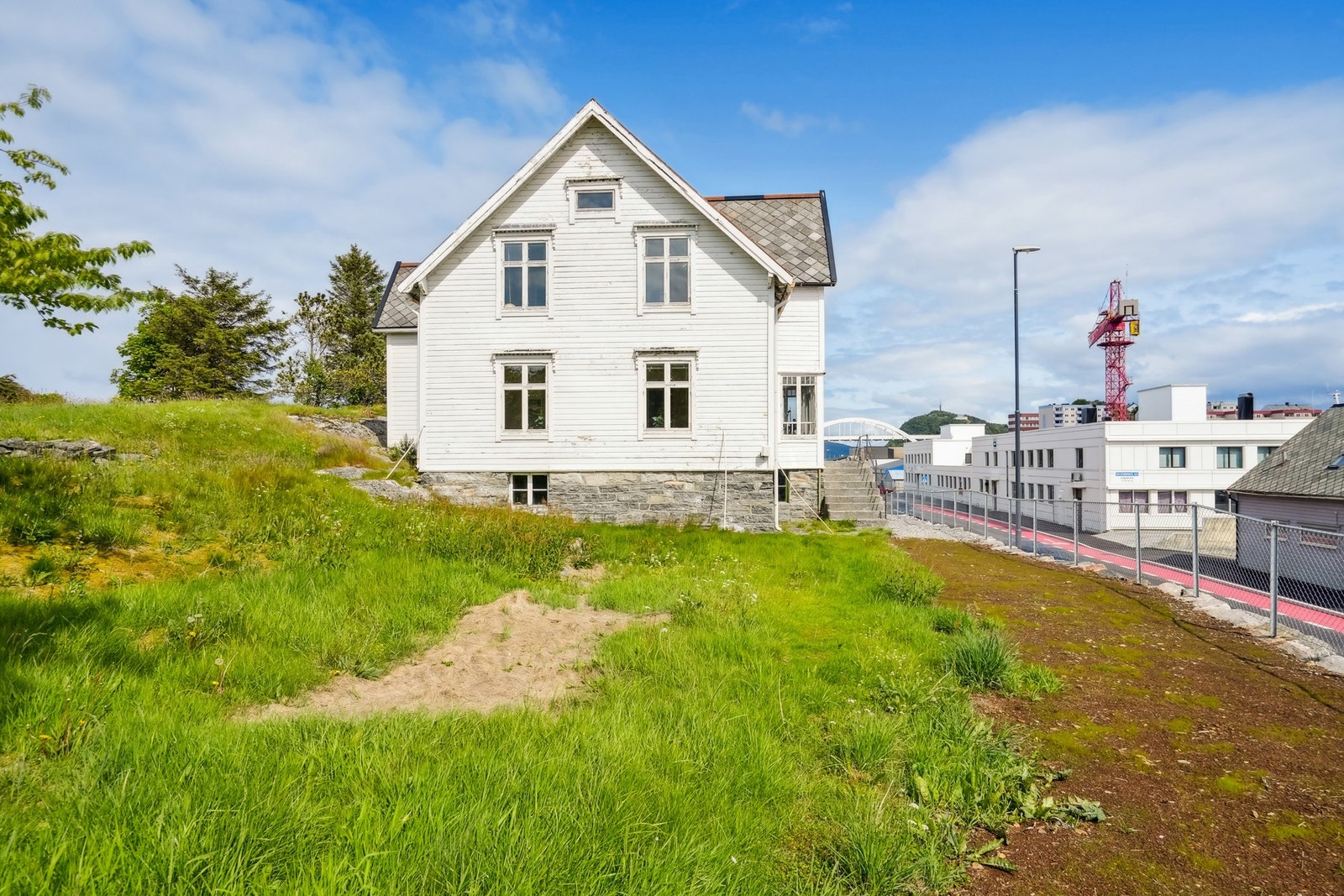 Boligen er fra 1906 og har mye av sitt originale uttrykk intakt. Romslig tomt med muligheter for idyllisk hage. Galleribilde