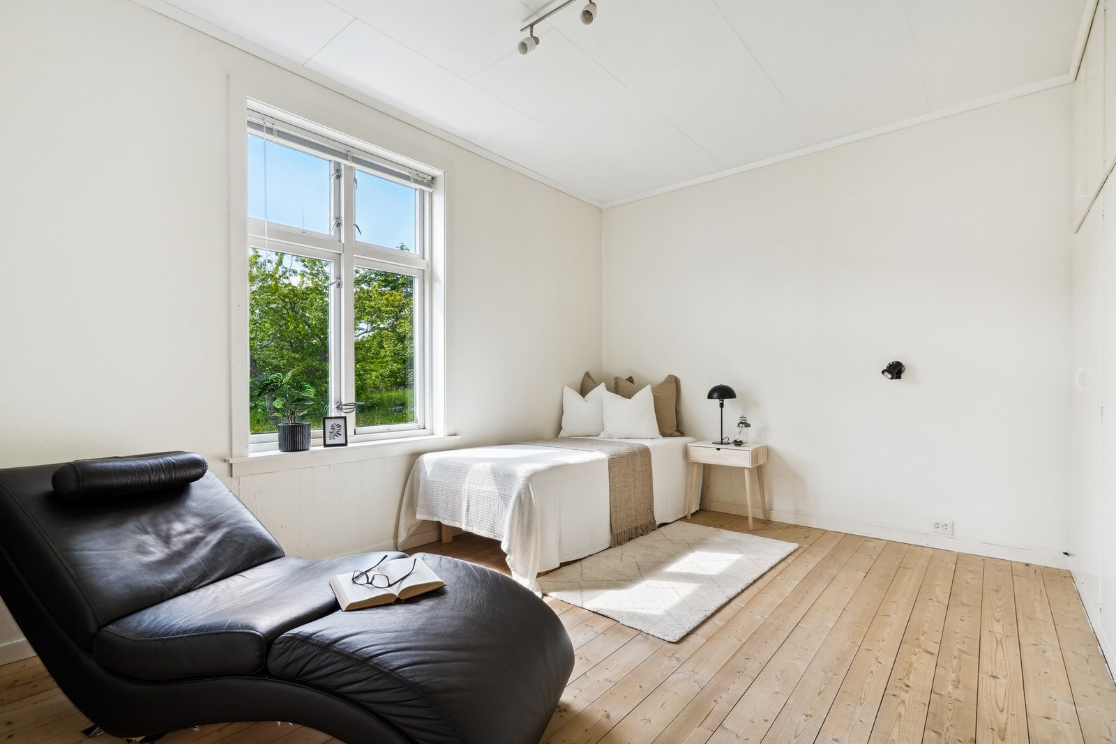 Originalt vakkert tregulv og malte vegger. Plass til dobbeltseng og nattbord. Plassbygde garderobeskap. Galleribilde