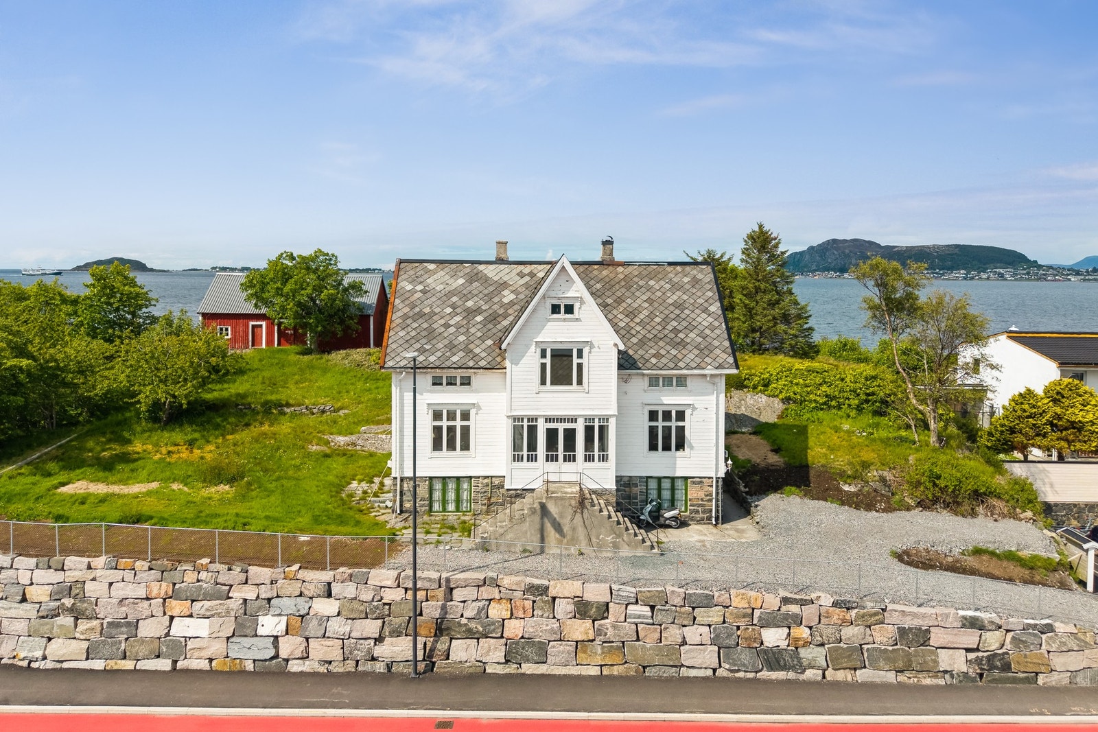Sjarmerende eldre trehus med historisk preg. En flott mulighet i Skarbøvika. Galleribilde