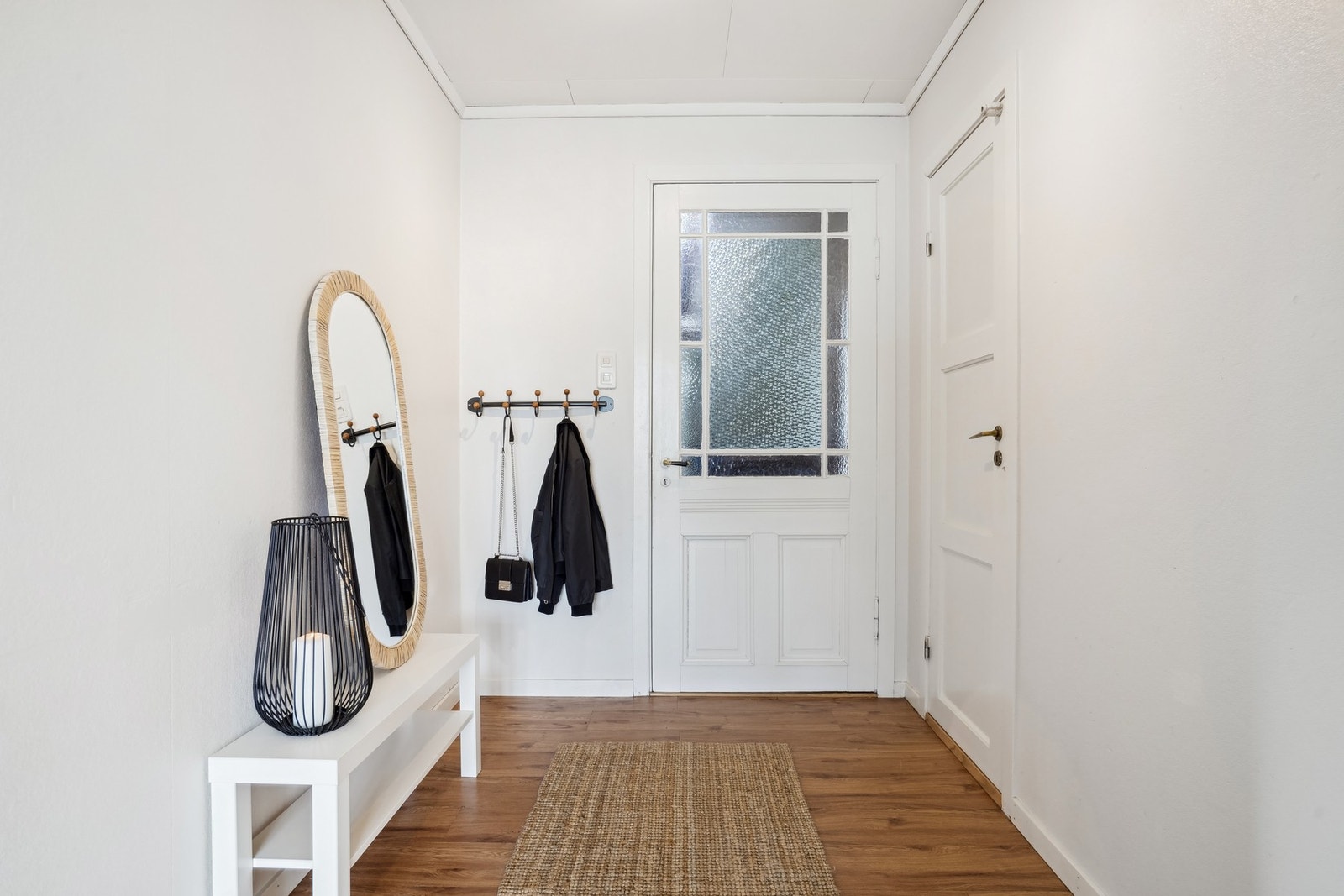 Gangen har god plass til oppbevaring av yttertøy og sko. Galleribilde