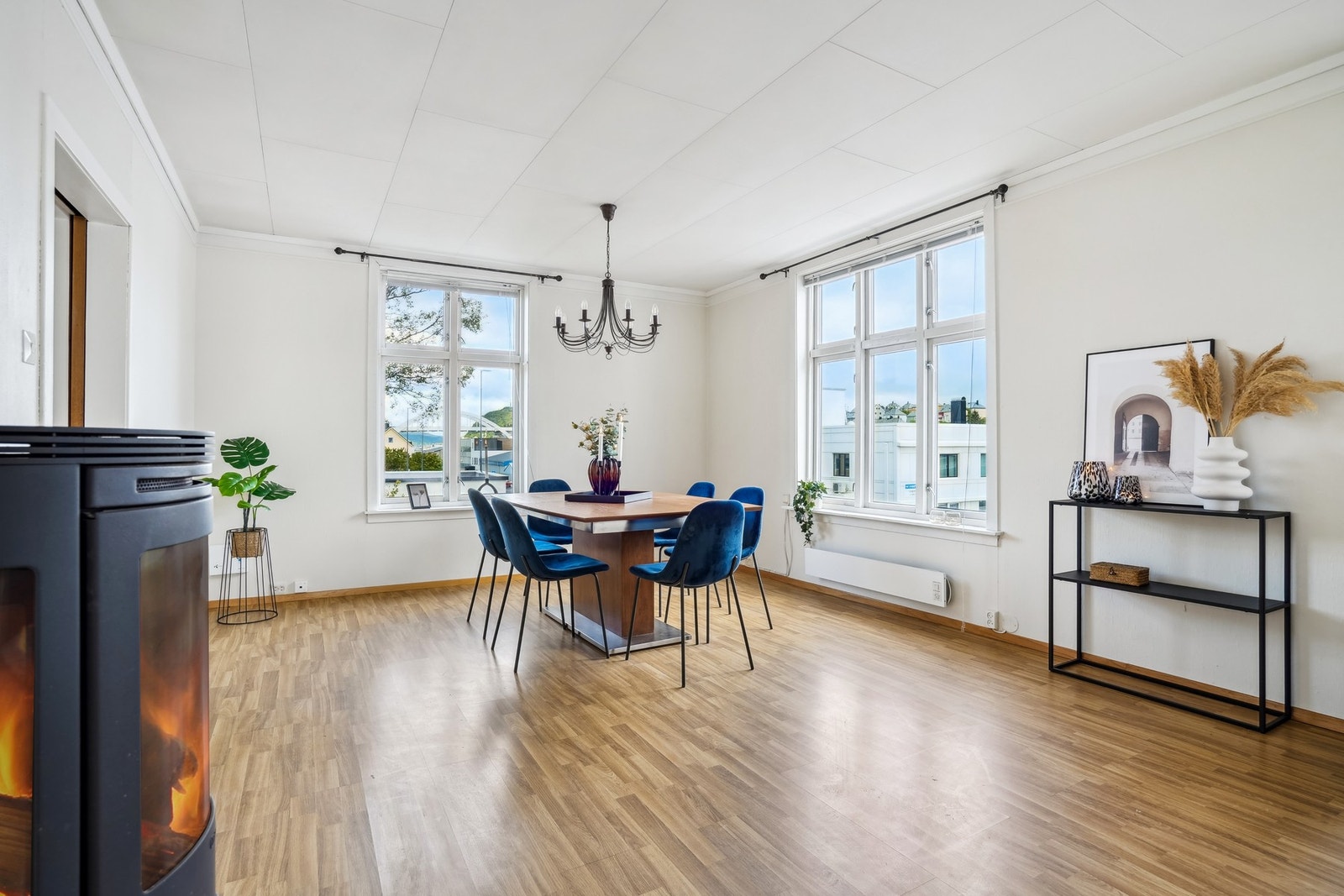 Vindusflater mot øst og sør slipper inn godt med naturlig lys. Galleribilde