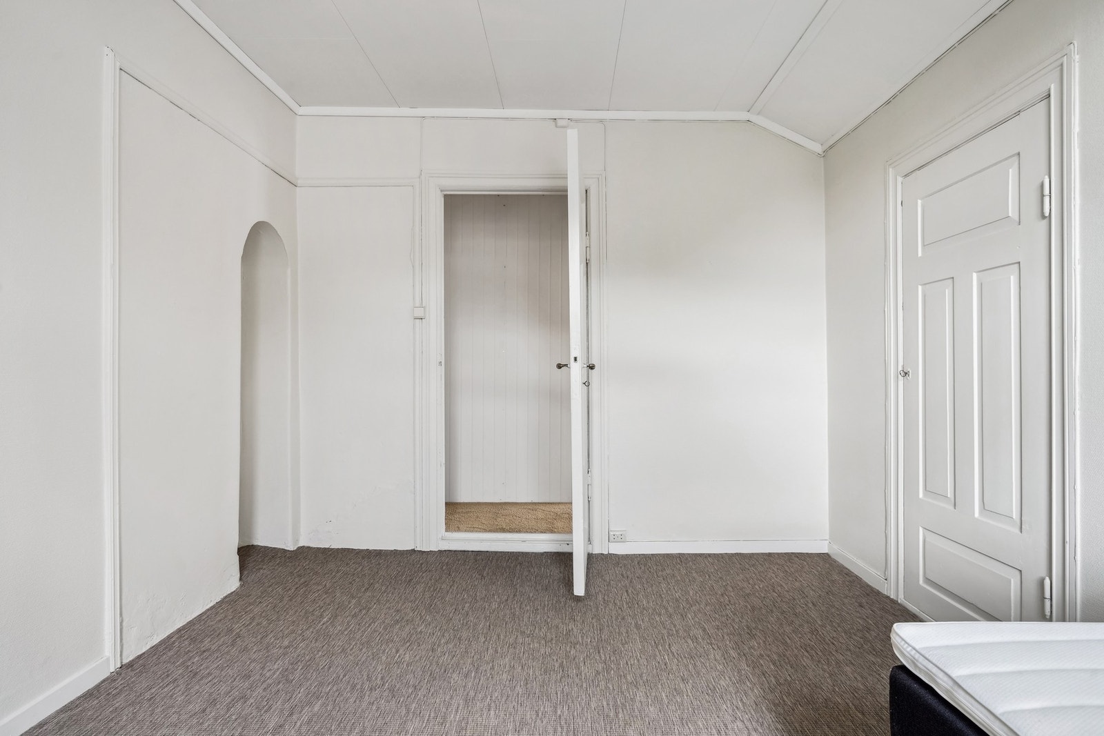 Det er teppebelagt gulv og malte vegger på soverommet. Det antas at det er tregulv under tepper. Fine detaljer med originale dører. Galleribilde