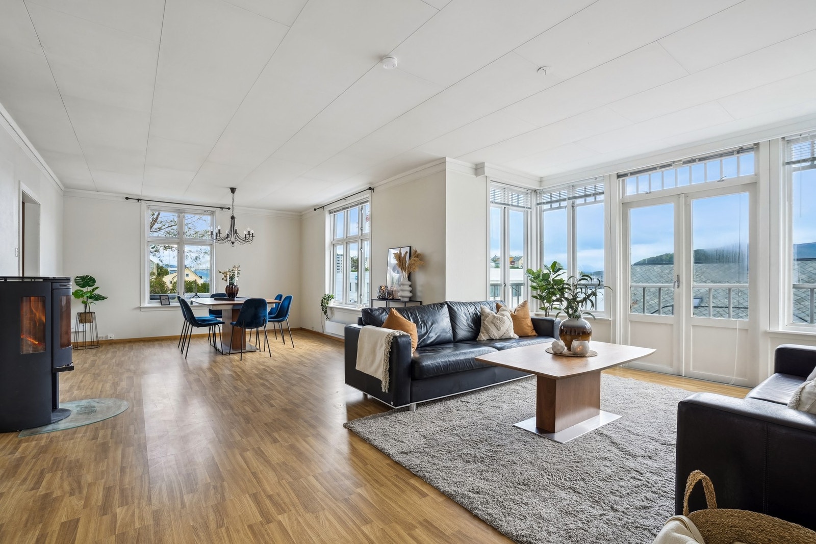 Stuen er romslig med store vindusflater som slipper inn mye naturlig lys. Galleribilde