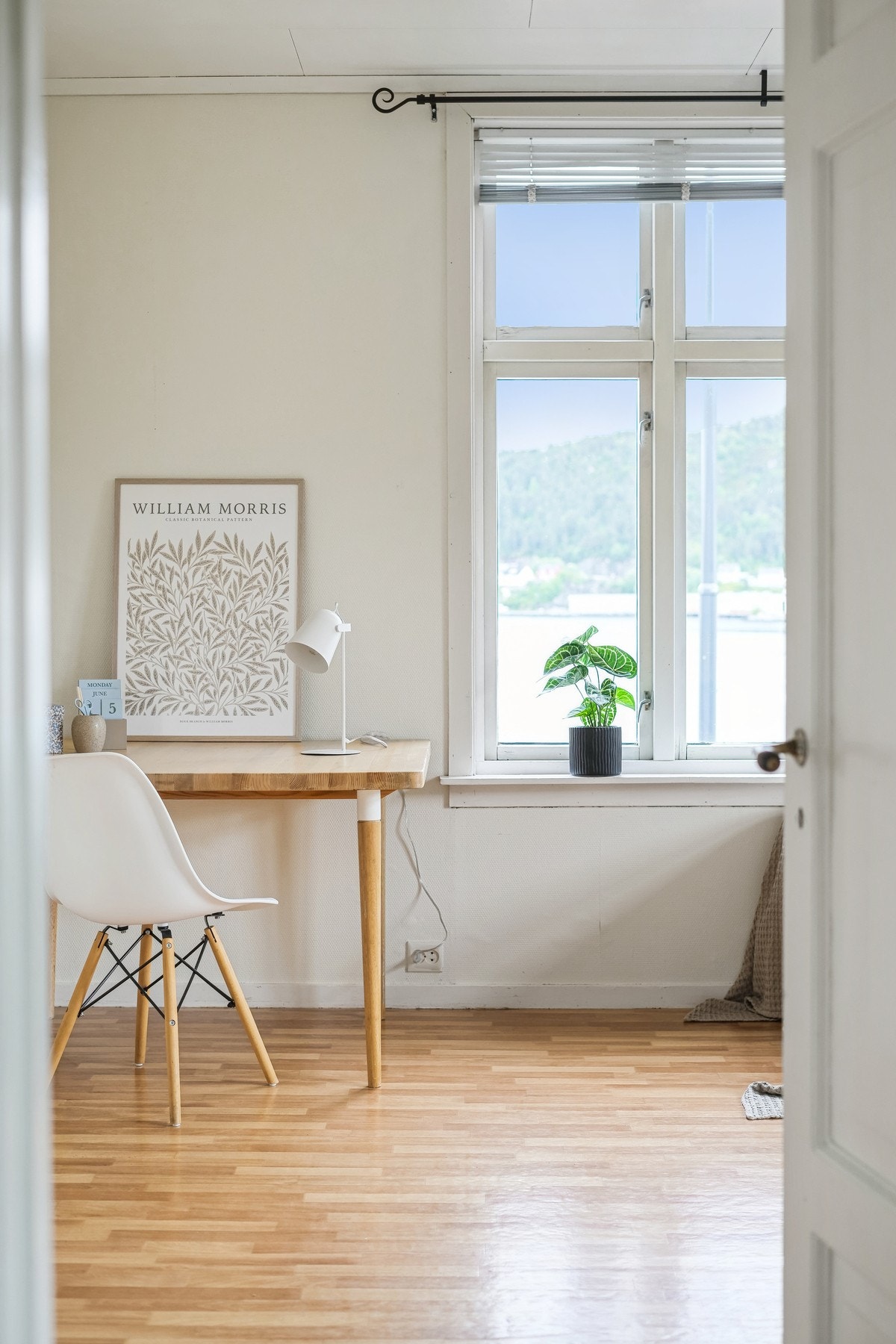 Det er god plass til kommode, garderobeløsning og skrivebord. Galleribilde