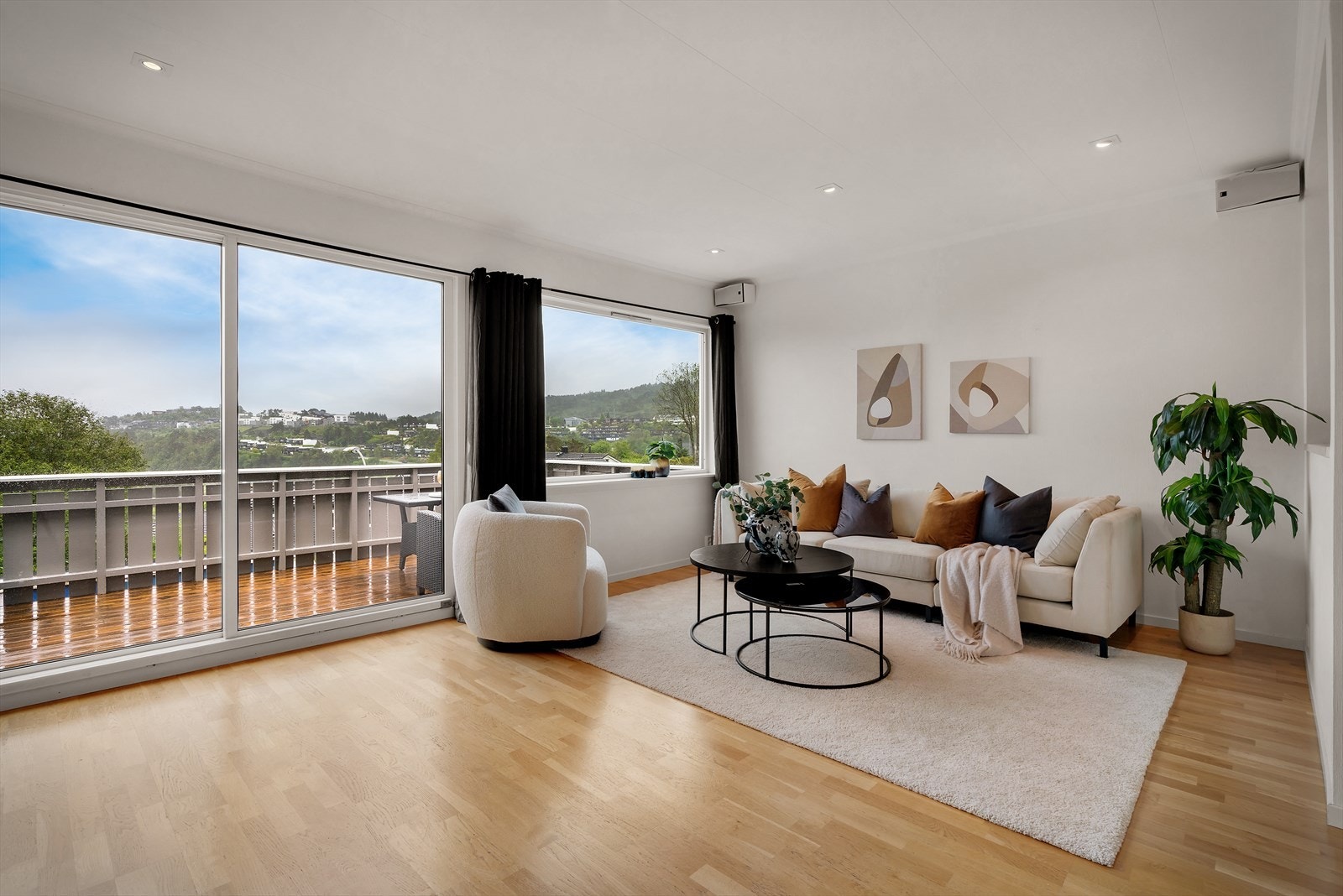 - Et rålekkert enderekkehus på Varden i Fyllingsdalen med solrike uteområdet i et barnevennlig og trygt nabolag - Galleribilde