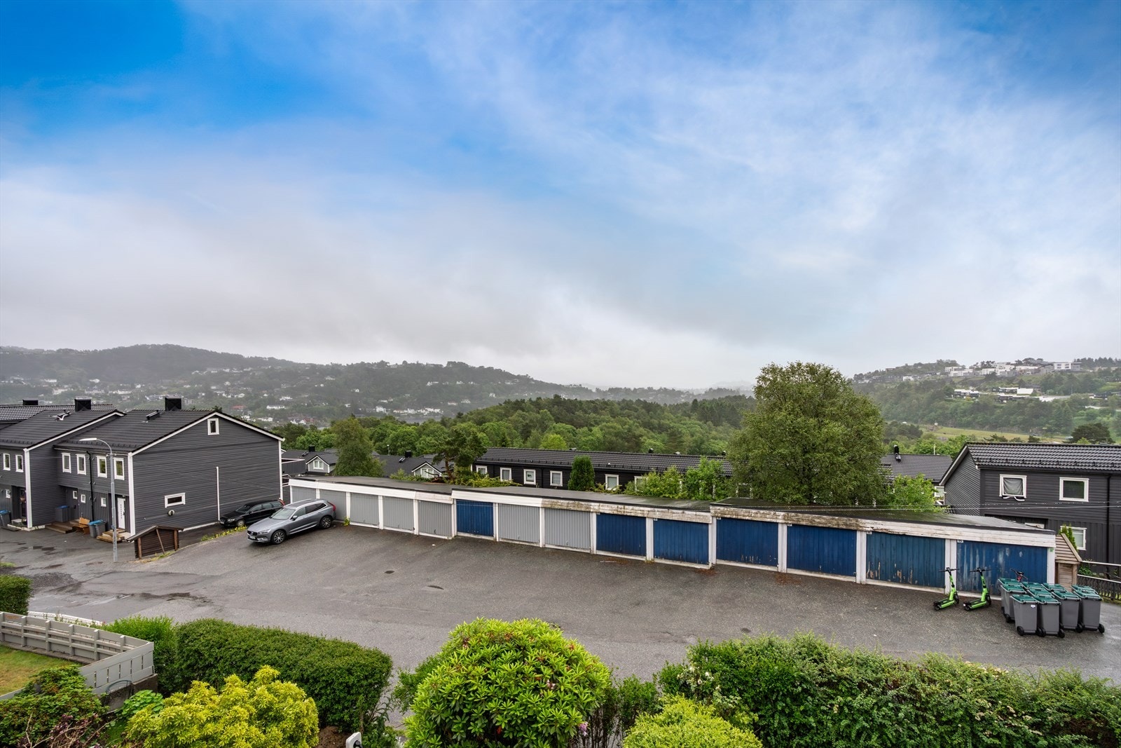 - Borettslaget har 68 garasjer og cirka 50 utendørs parkeringsplasser som kan kjøpes med forkjøpsrett - Galleribilde