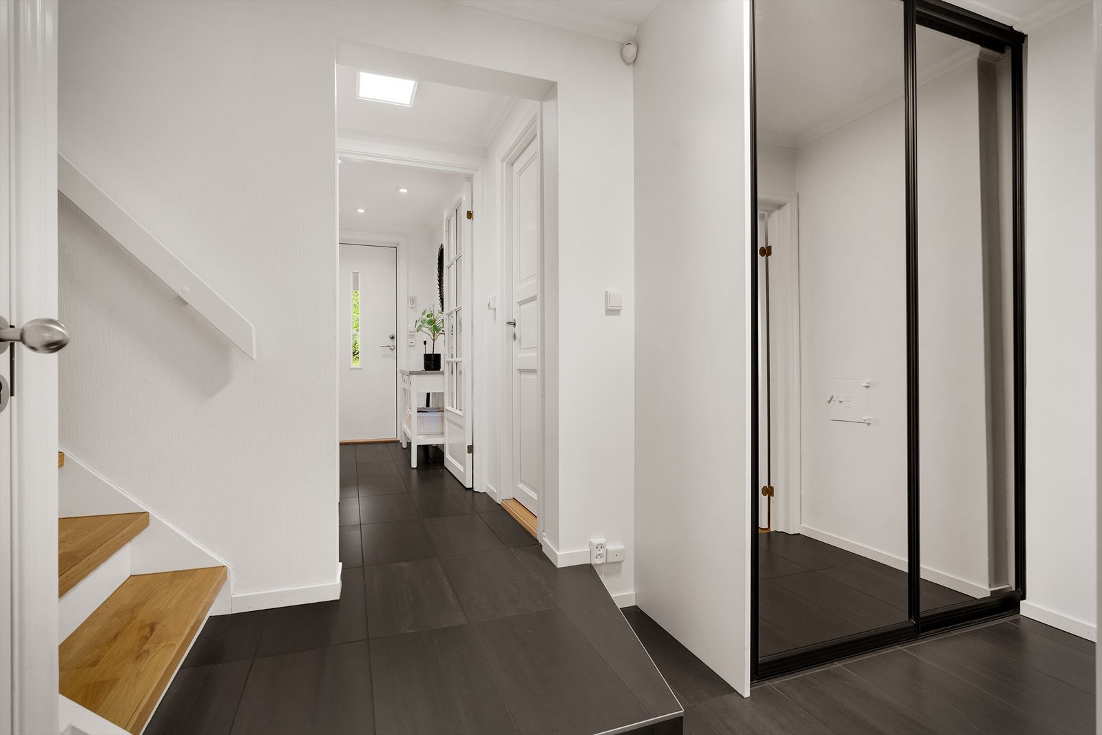 - Flislagt gulv med innlagte varmekabler er svært praktisk på våte regnværsdager. Et vedlikeholdsvennlig valg! - Galleribilde