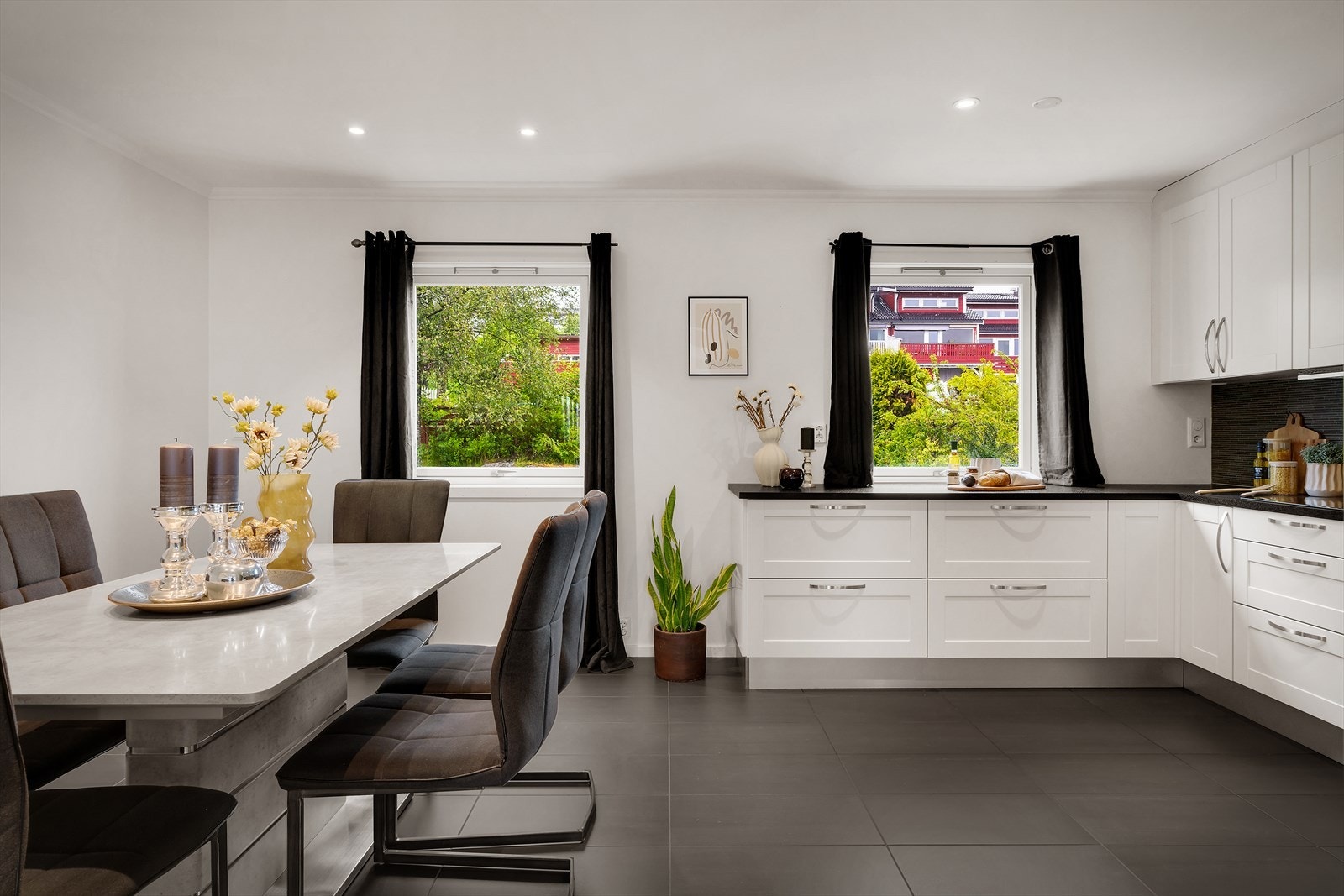 - Stort og fint kjøkken med deilig varme i gulvet - Galleribilde