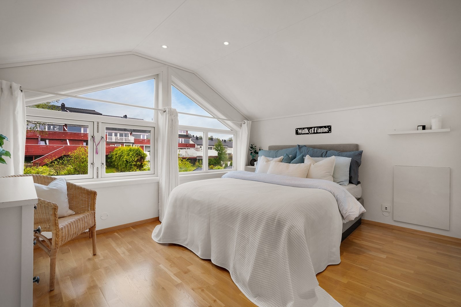 - Det siste soverommet måler ca. 12,1 kvm og har god takhøyde på 2,28 m - Galleribilde