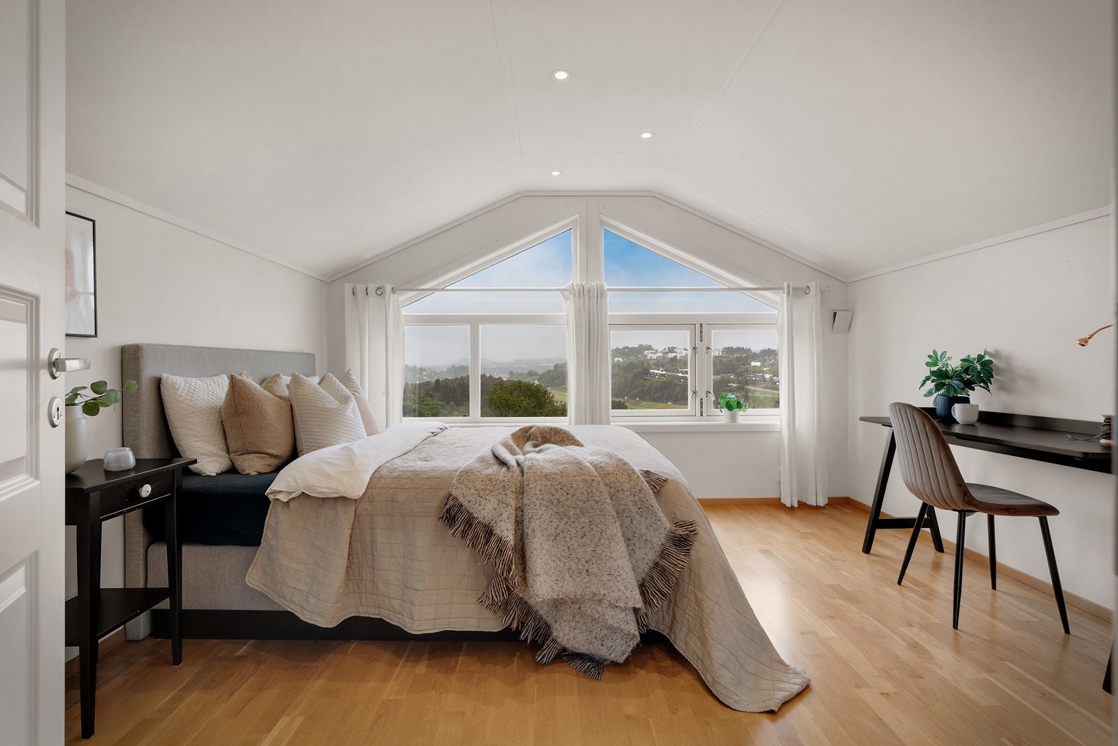 - Lyst og luftig soverom på 13,9 kvm med store, lekre vinduer - Galleribilde