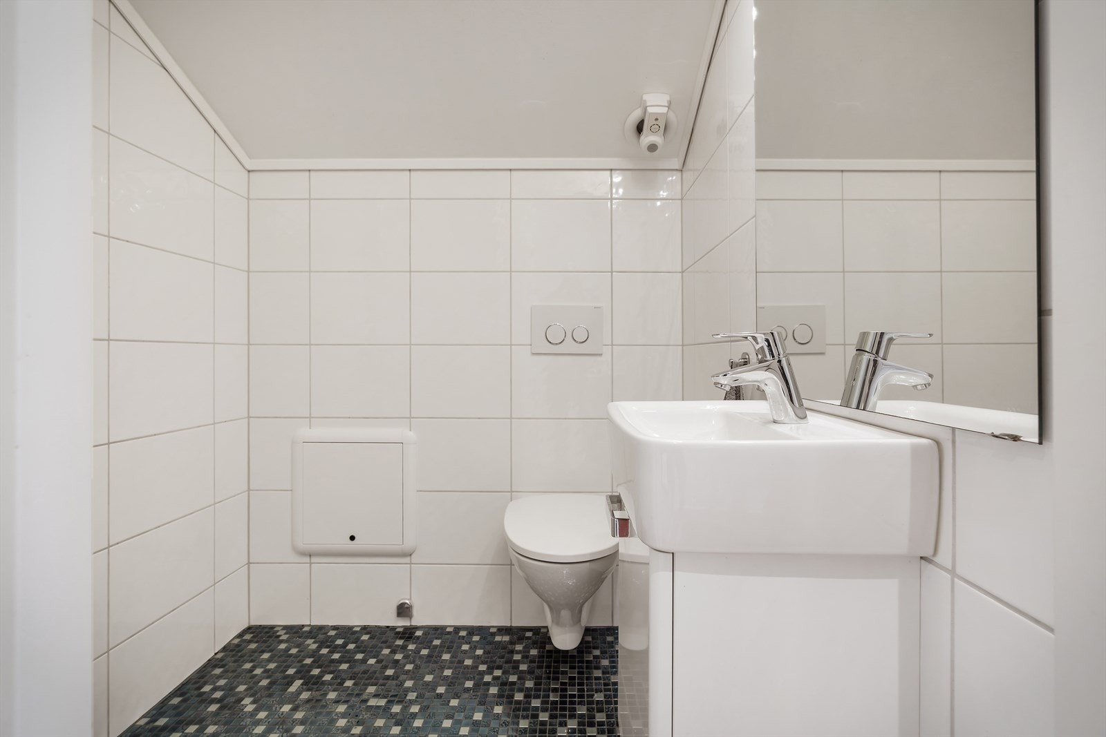 - Lyst, helfliset bad fra 2015 med behagelig gulvvarme - Galleribilde