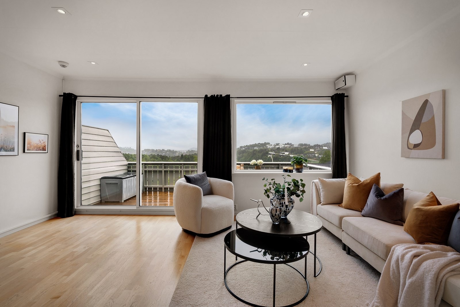 - Fantastisk utsikt som kan nytes både fra sofakroken og fra altanen - Galleribilde