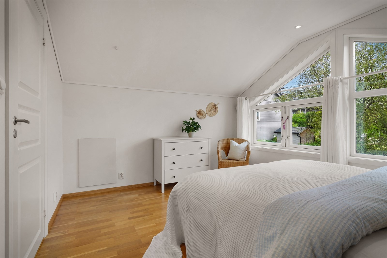 - Soverommet har rikelig med plass til både dobbeltseng og annet ønsket møblement. Merk god oppbevaringsplass med kneloft på begge soverommene - Galleribilde