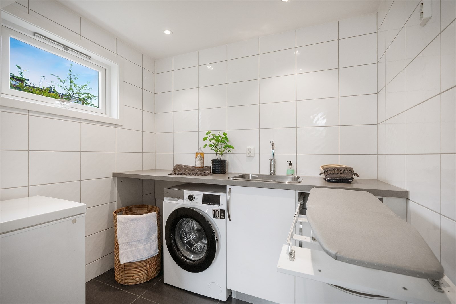 - Praktisk og funksjonelt vaskerom/bod med god benkeplass og stikkontakt i ideell arbeidshøyde - Galleribilde