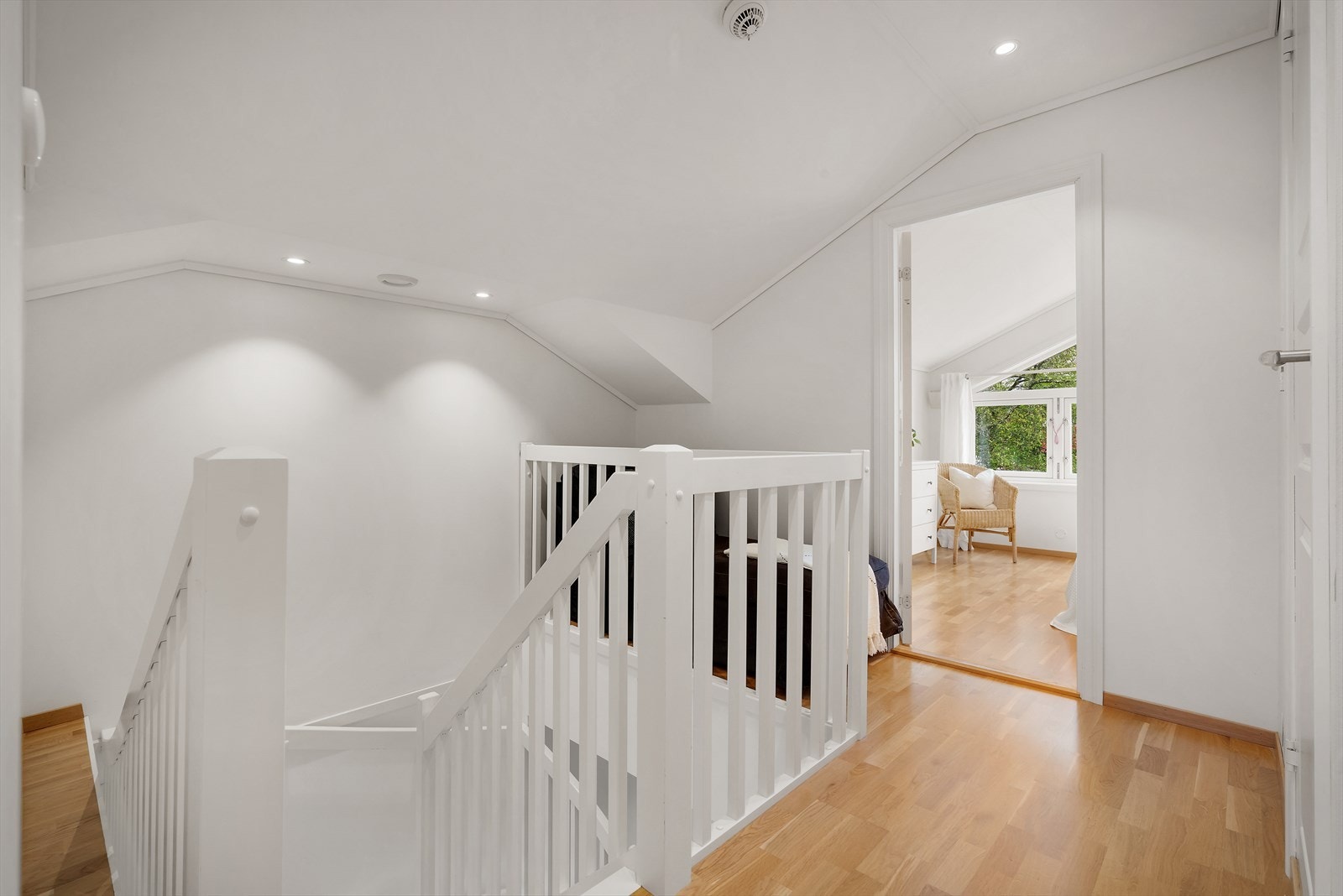 - I boligens tredje etasje finner vi to store soverom, bad og trapperom - Galleribilde