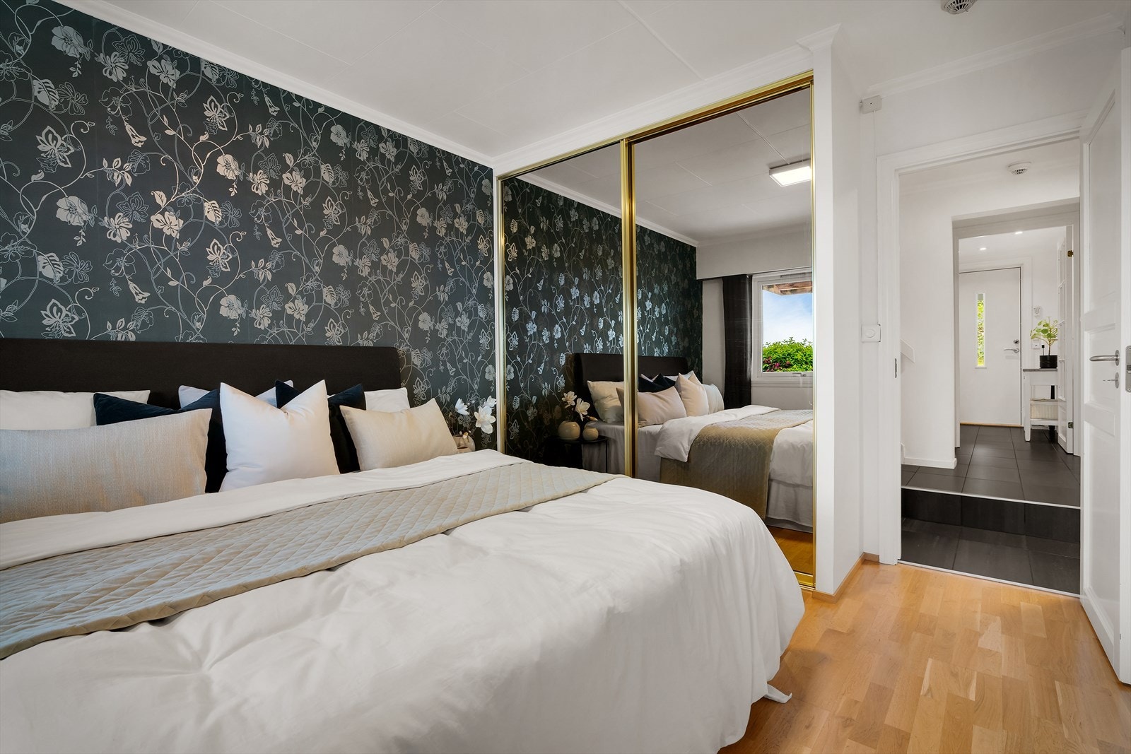 - Soverommet måler 11,7 kvm og har godt lysinnslipp som gir en lys og luftig romfølelse - Galleribilde