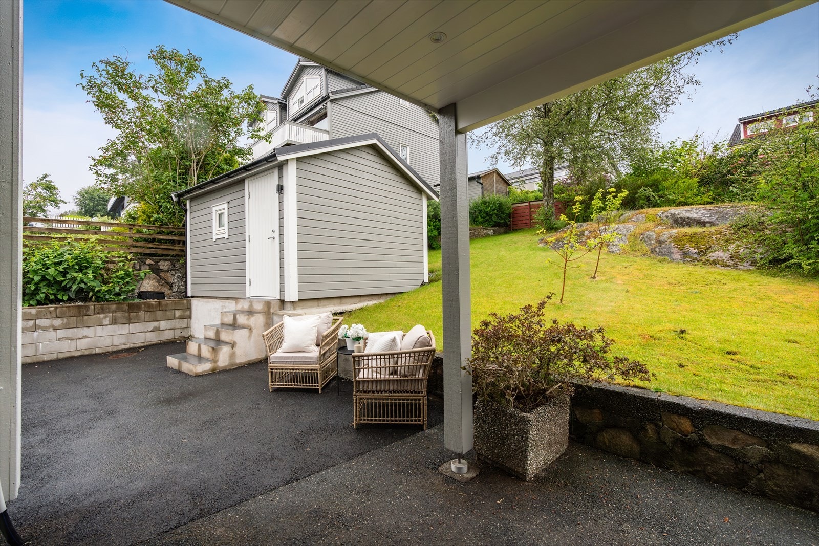 - Merk overbygg ved inngangspartiet. Svært praktisk på regnværsdager - Galleribilde