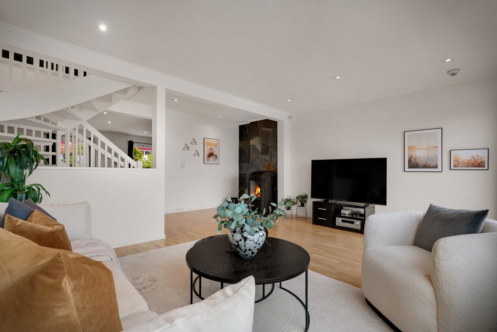 - Det er gjennomgående parkettgulv i hele boligen, med unntak av baderommene, kjøkkenet, entréen og gangen - Galleribilde