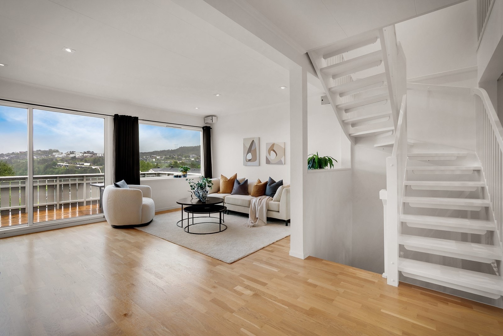 - Hovedetasjen byr på en luftig stue på hele 25,8 kvm og et lekkert kjøkken med god plass til hele familien - perfekt for både hverdag sosiale anledninger - Galleribilde