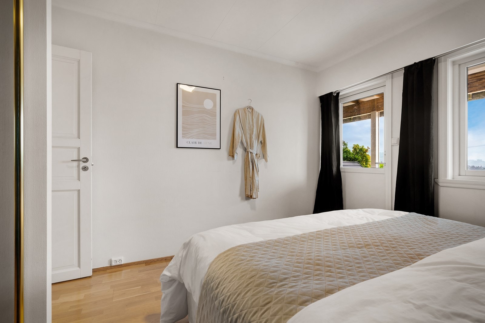 - Fra soverommet er det direkte utgang til en stor og solrik terrasse - Galleribilde