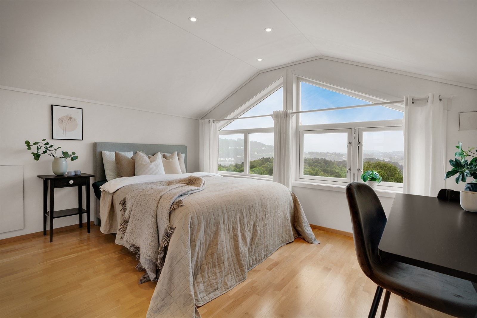 - Fire av vinduene i tredje etasje er skiftet i 2025. I perioden 2012-2016 ble alle de andre vinduene og ytterdør skiftet - Galleribilde