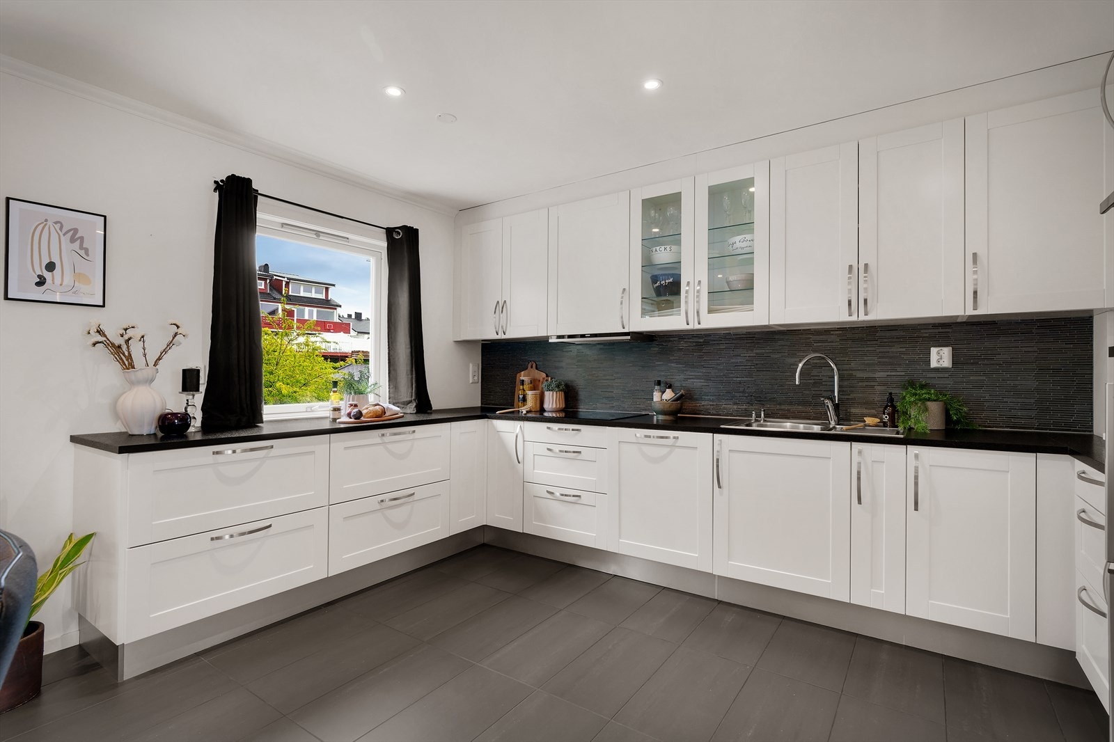 - Nydelig klassisk kjøkkeninnredning fra 2017 med profilerte fronter og benkeplate i laminat - Galleribilde