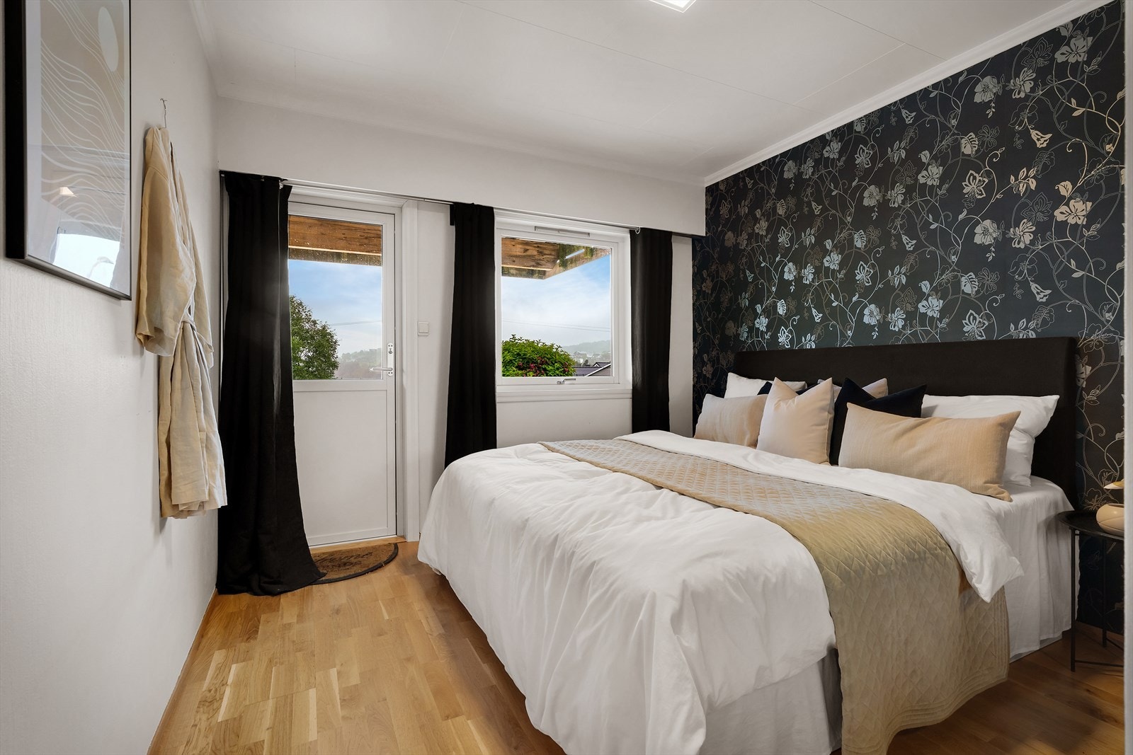 - Første etasje er innredet med entré, to soverom, bod innredet som soverom, bod innredet som vaskerom, mellomgang og gang/trapperom - Galleribilde