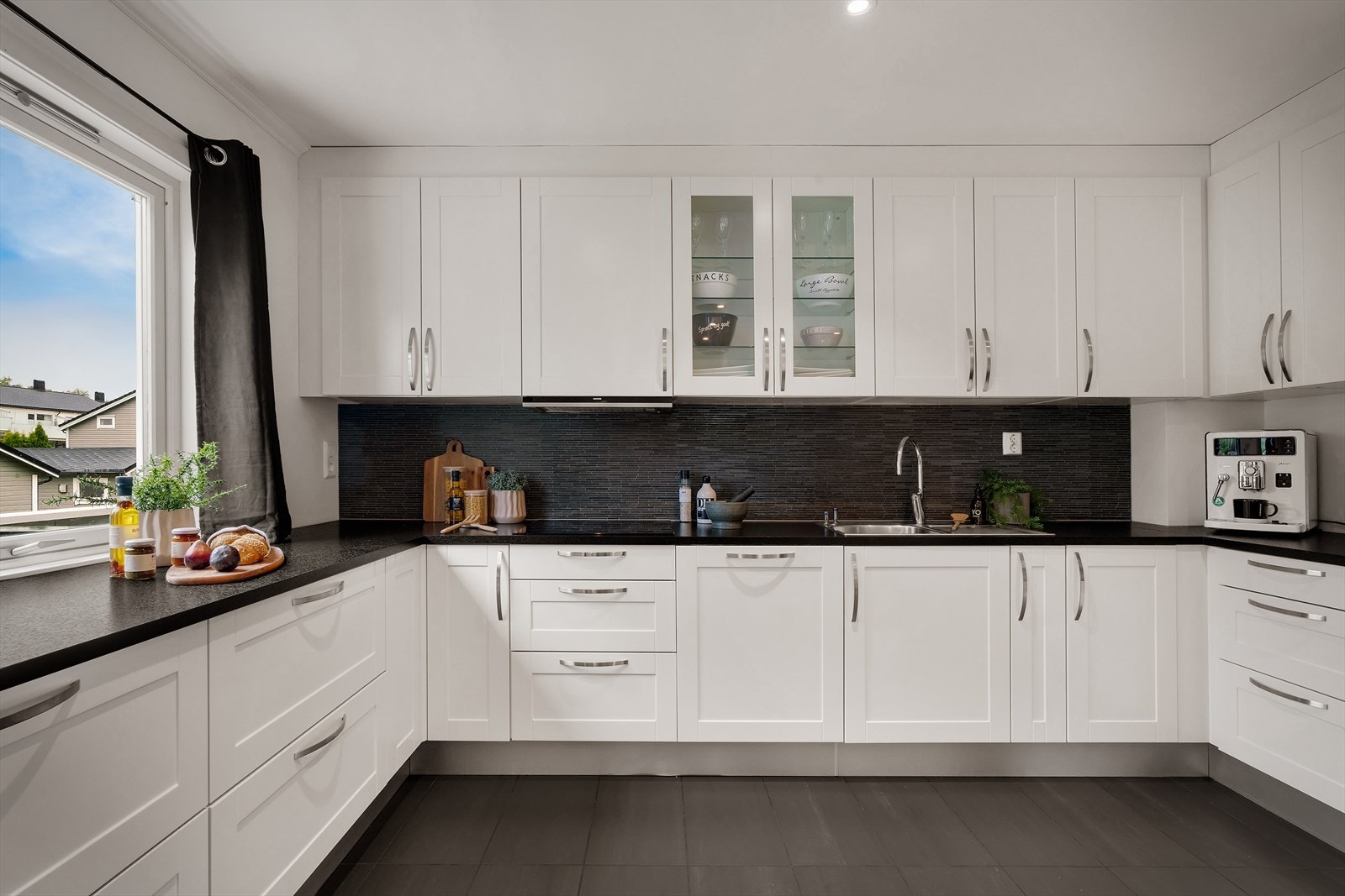 - Rikelig med benkeplass, og plass til oppbevaring i dype skap og skuffer - Galleribilde