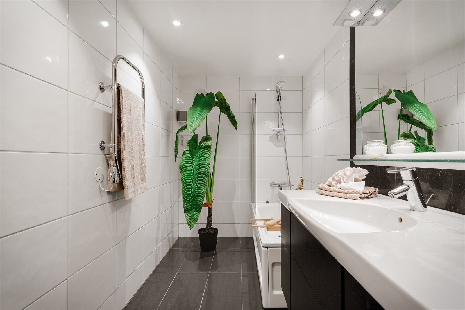 - Delikat, helfliset bad med komfortabel gulvvarme - Galleribilde