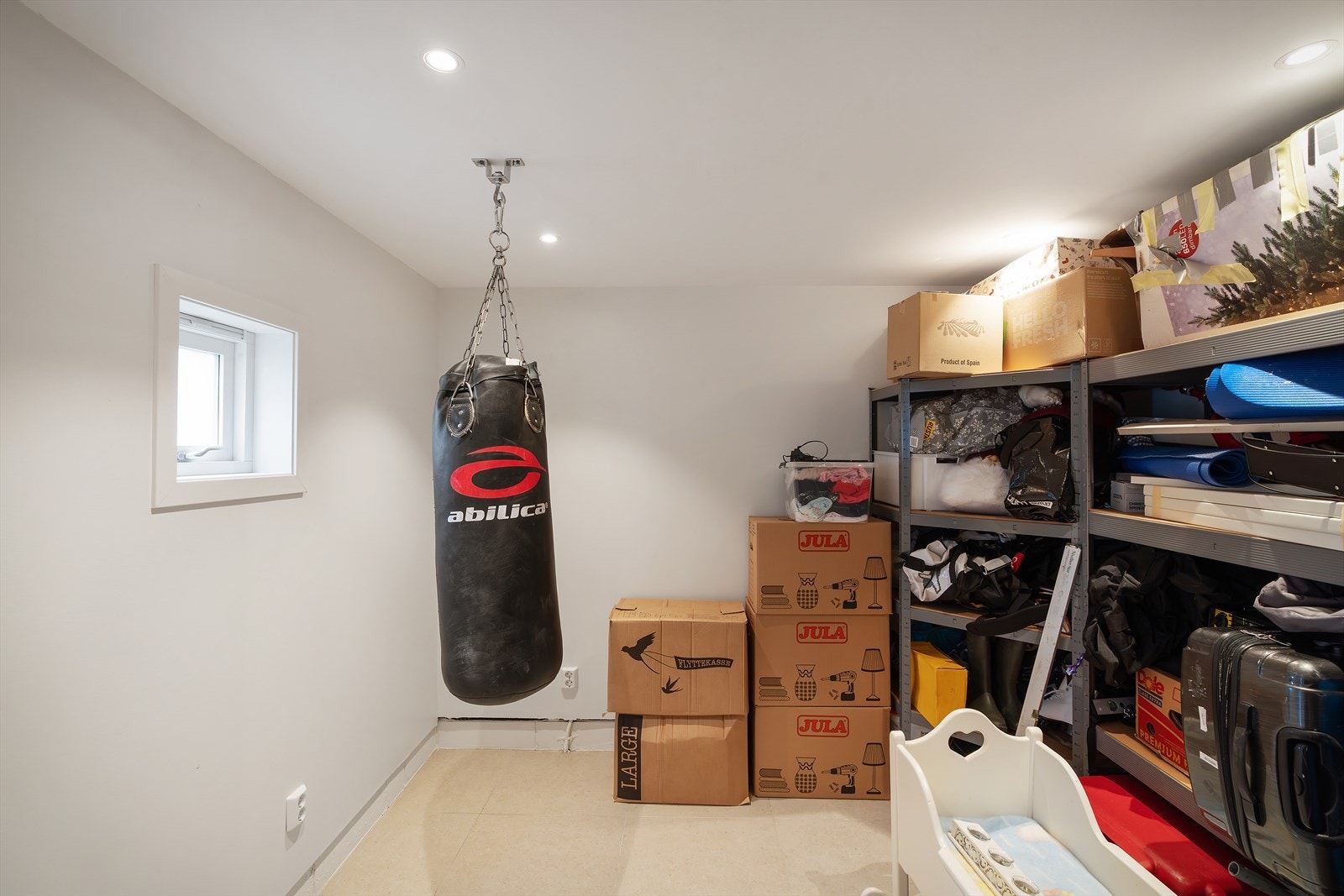 - Ekstern bod på 11 kvm med god plass til oppbevaring. Boden ble bygget opp på nytt samt innredet med nye overflater og elektrisk opplegg i 2024 - Galleribilde