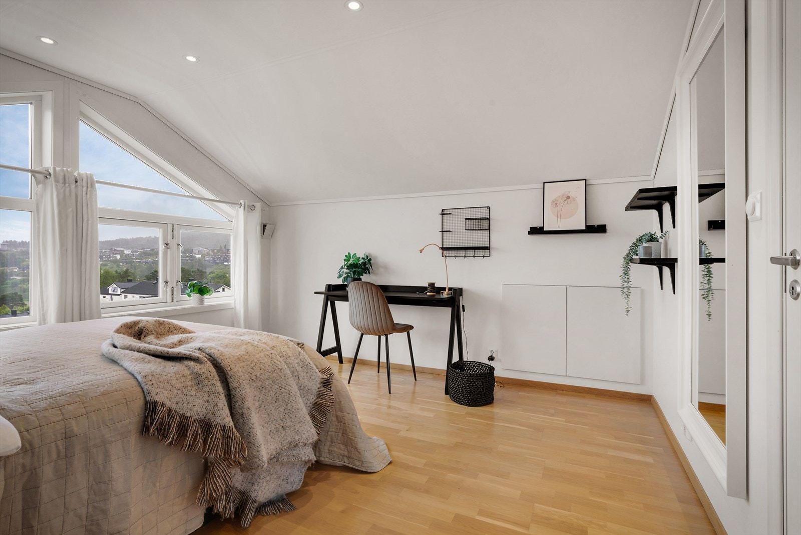 - Eller innrede som loftsstue og ha et eget oppholdsrom for barna og ungdommen - perfekt når de har gjester! - Galleribilde