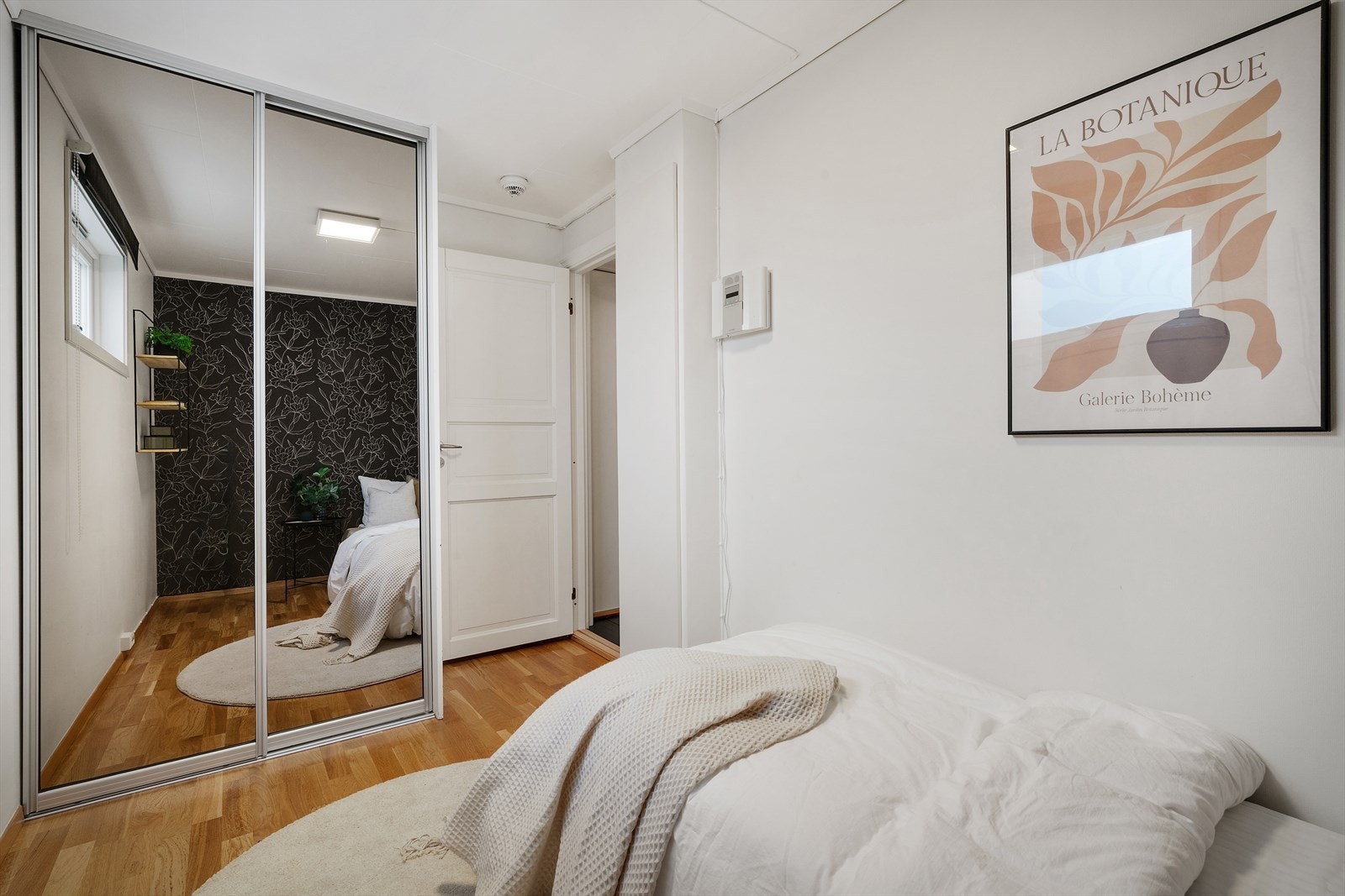 - Stort garderobe med god plass til oppbevaring av klær og tilbehør - Galleribilde