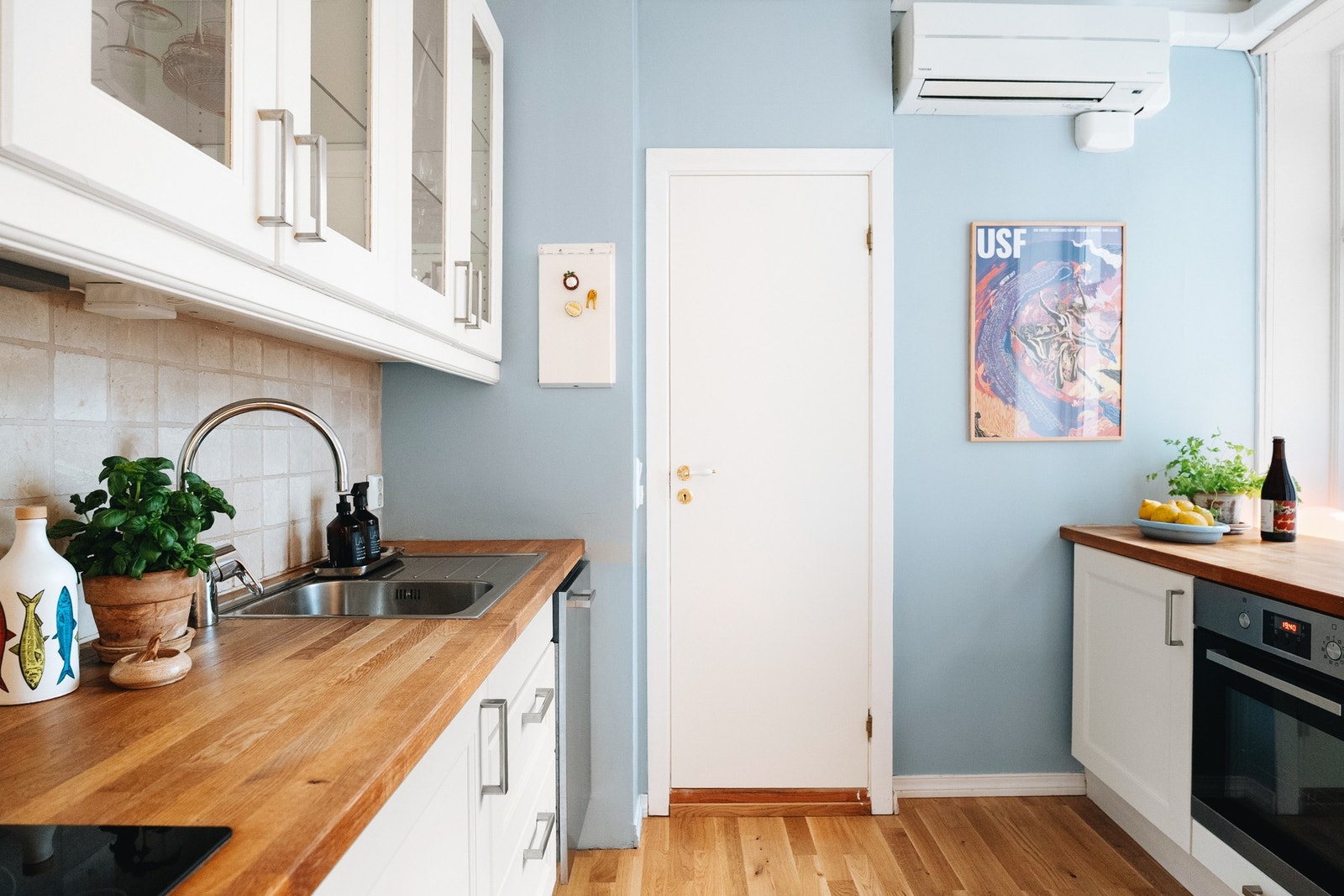 Kjøkkeninnredningen har profilerte fronter og en benkeplate i heltre. Rommet er praktisk med god skapplass, og av integrerte hvitevarer har du; oppvaskmaskin, platetopp, ventilator, stekeovn, kjøleskap og fryseskap. Galleribilde